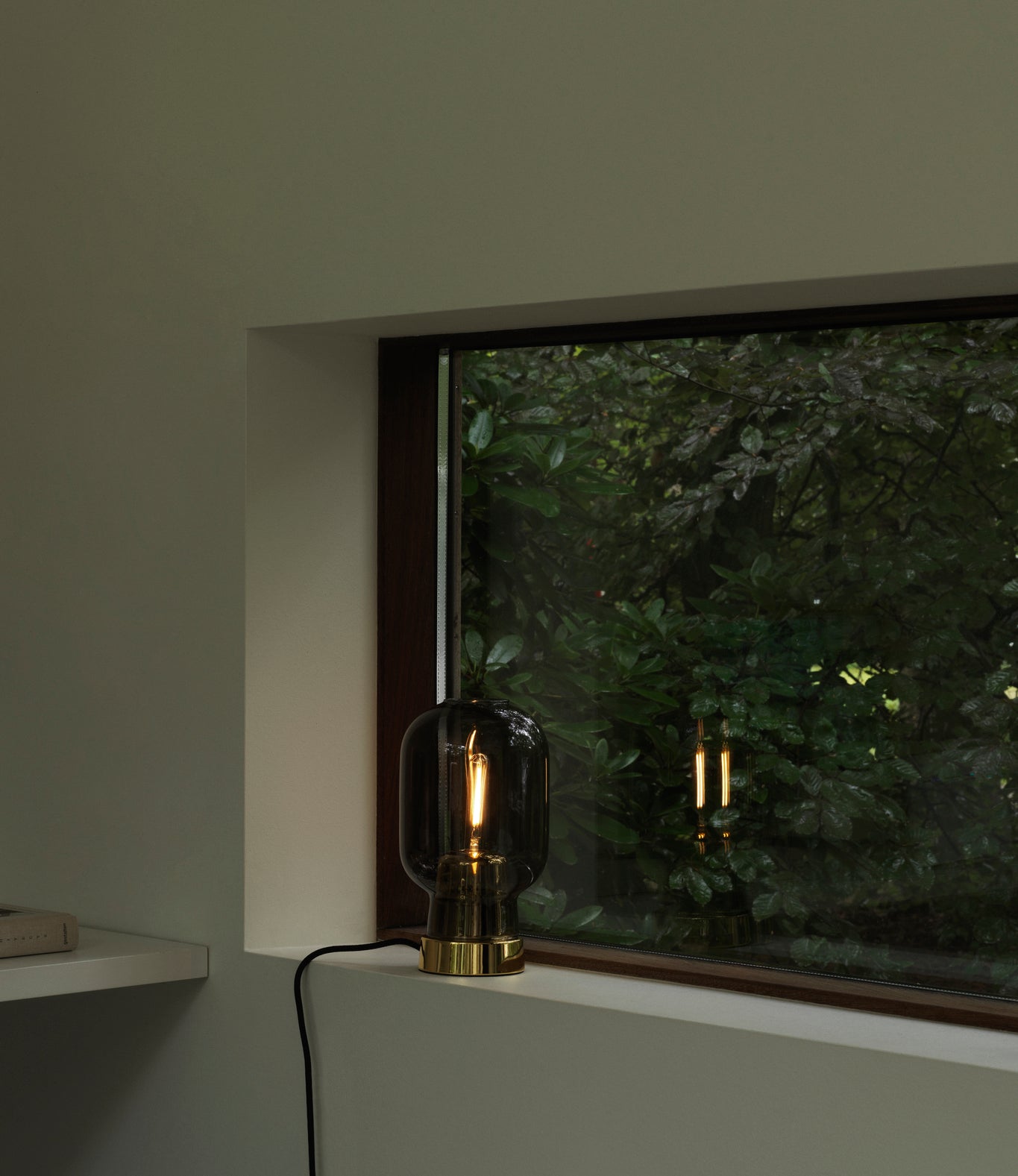 Tafellamp AMP met rookglas en gouden voet