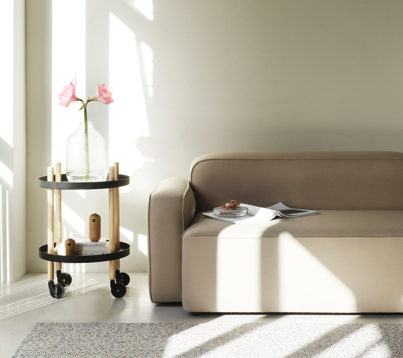 Ronde BLOCK zwarte wagen met essen poten