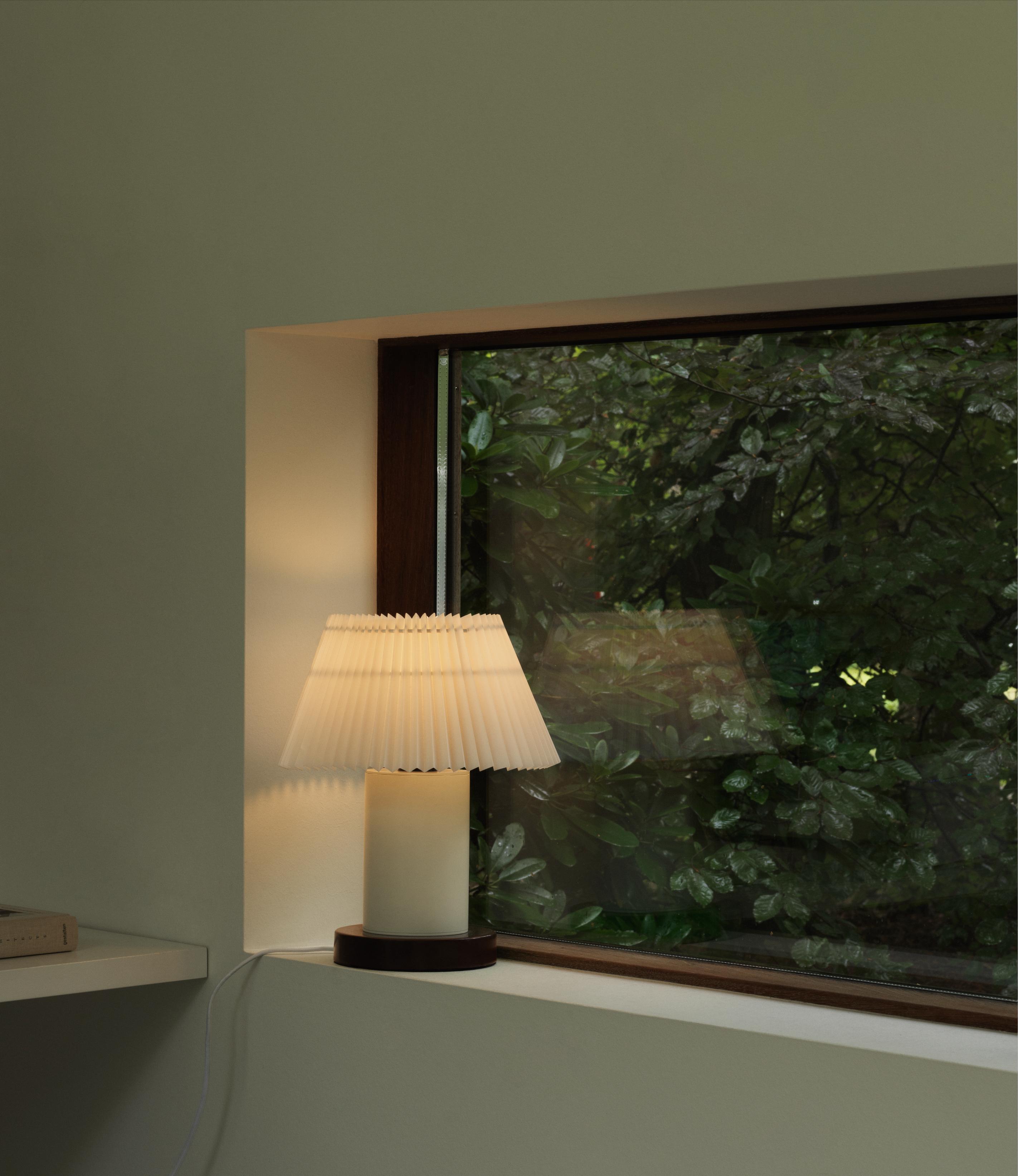 Tafellamp CELLU wit met een bruine voet