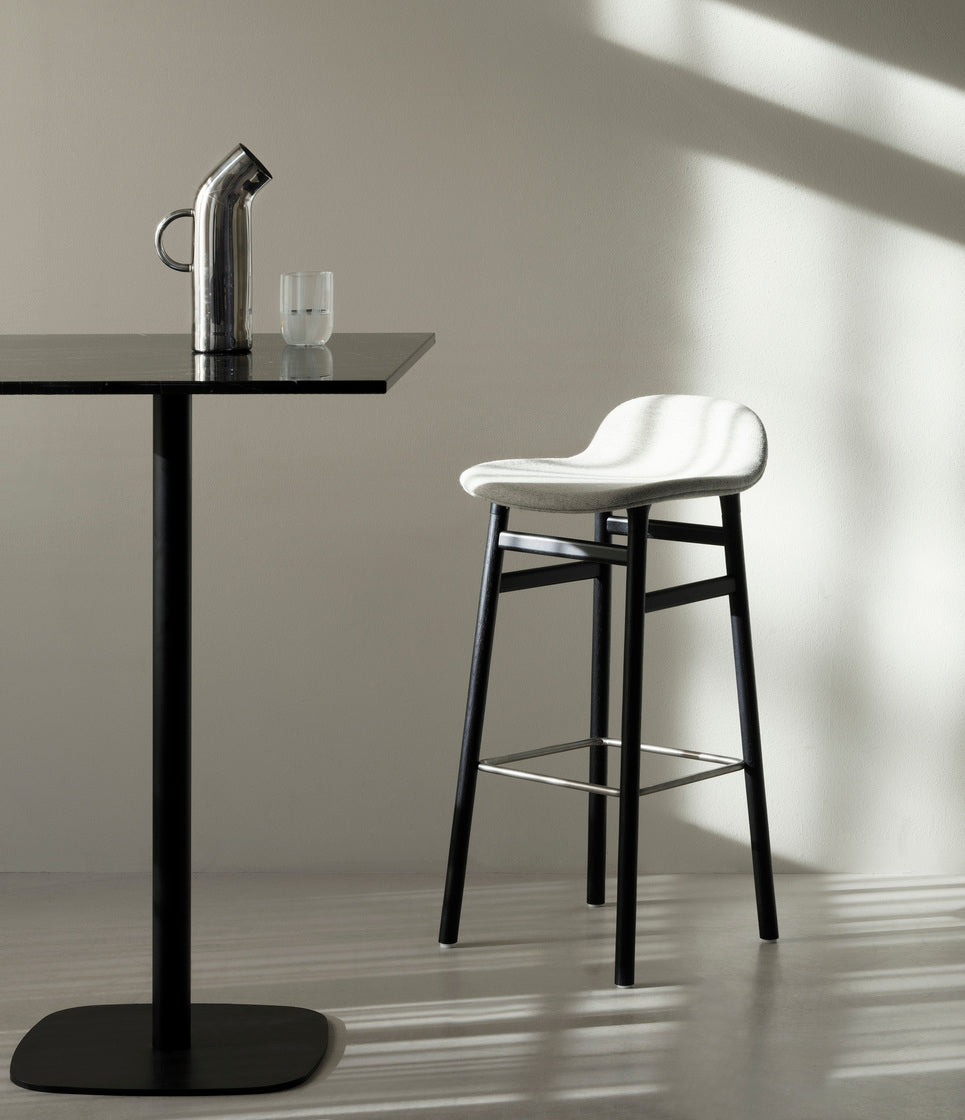 Black Hocker Form mit einer schwarzen Eichenbasis