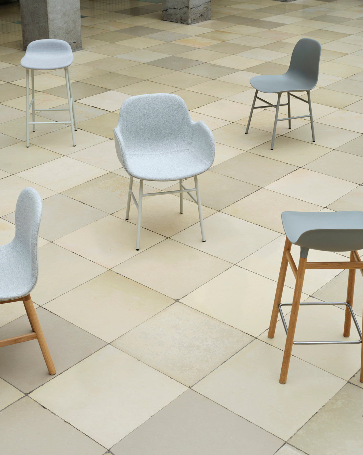 Hocker FORM zeeblauw met notenhouten basis