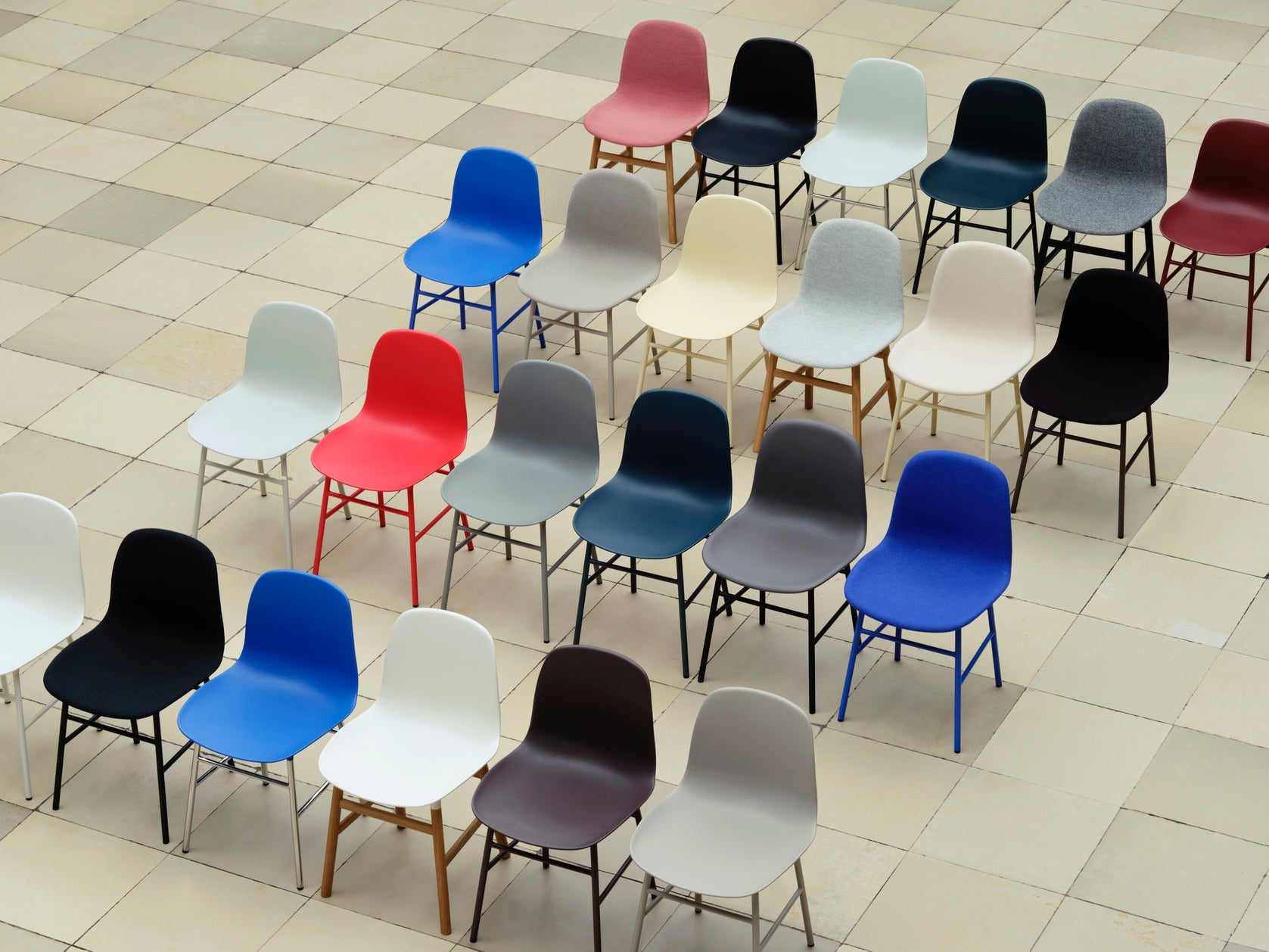 Stoel FORM rood met gouden basis