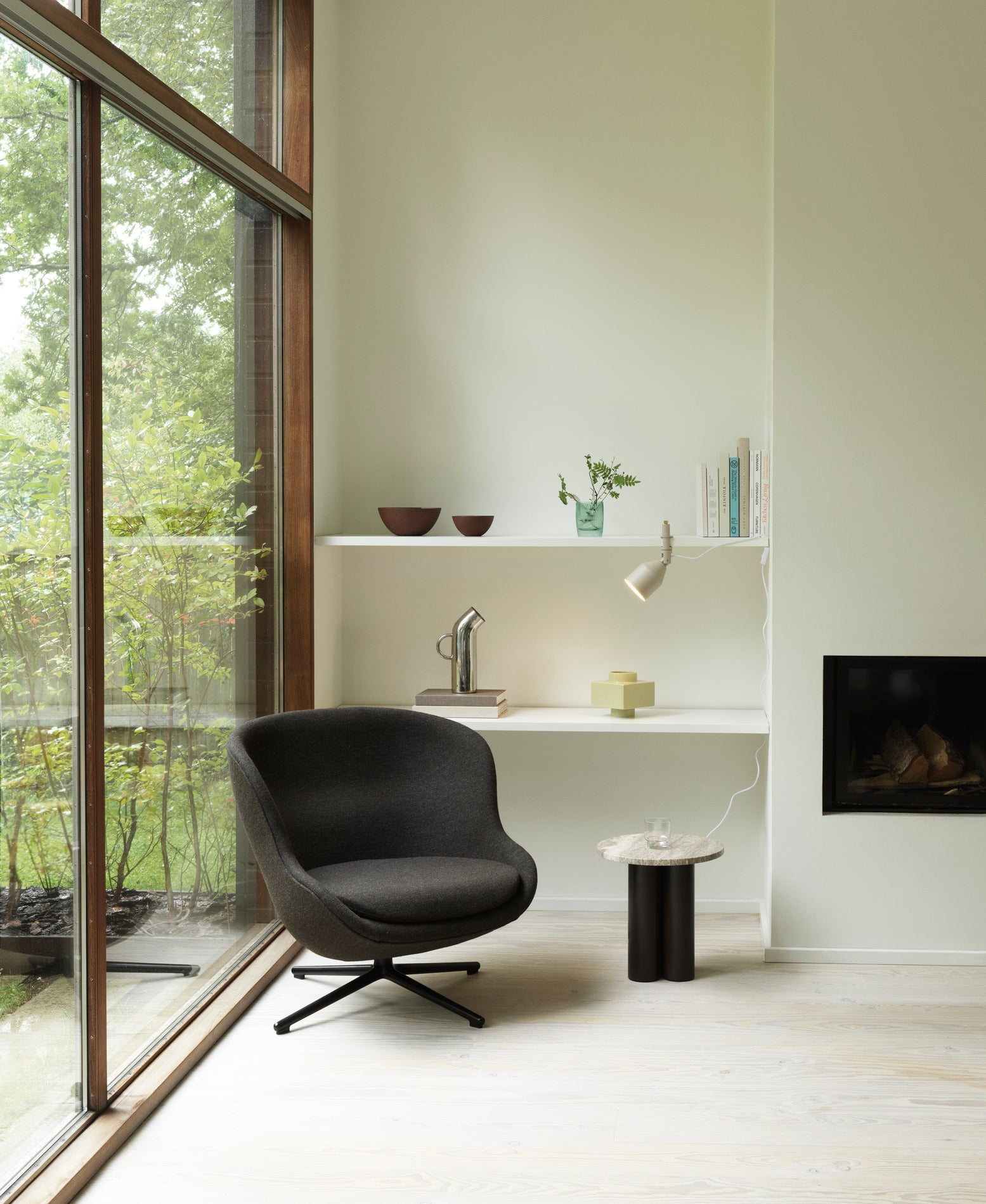 Hyg niedriger gepolsterter Sessel mit einer schwarzen Basis