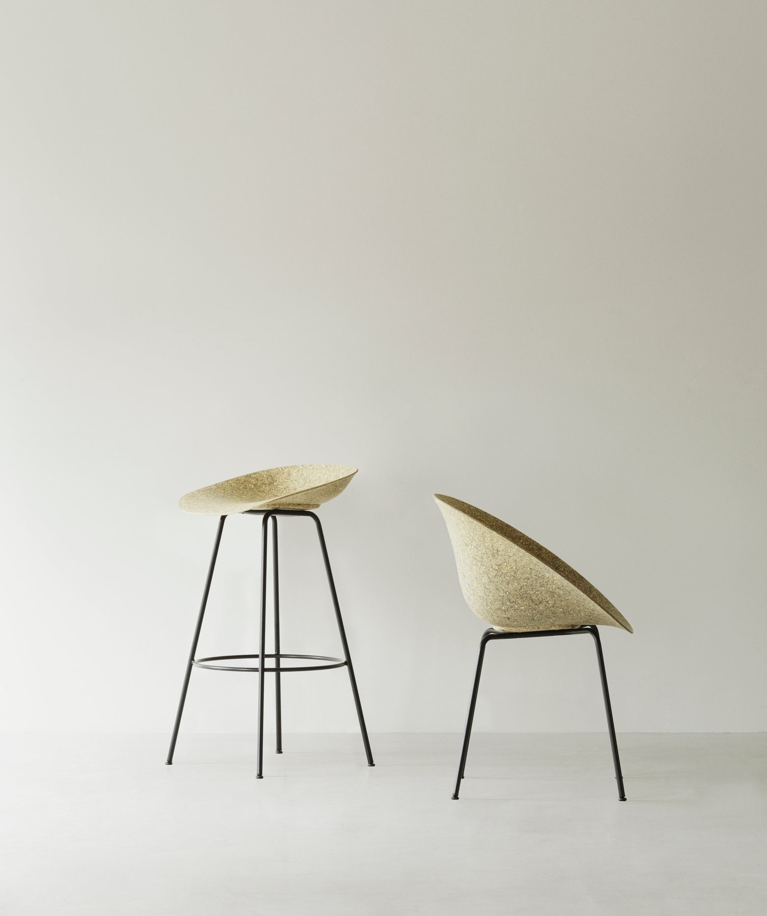 Gestoffeerde stoel MAT beige met een crèmekleurige basis