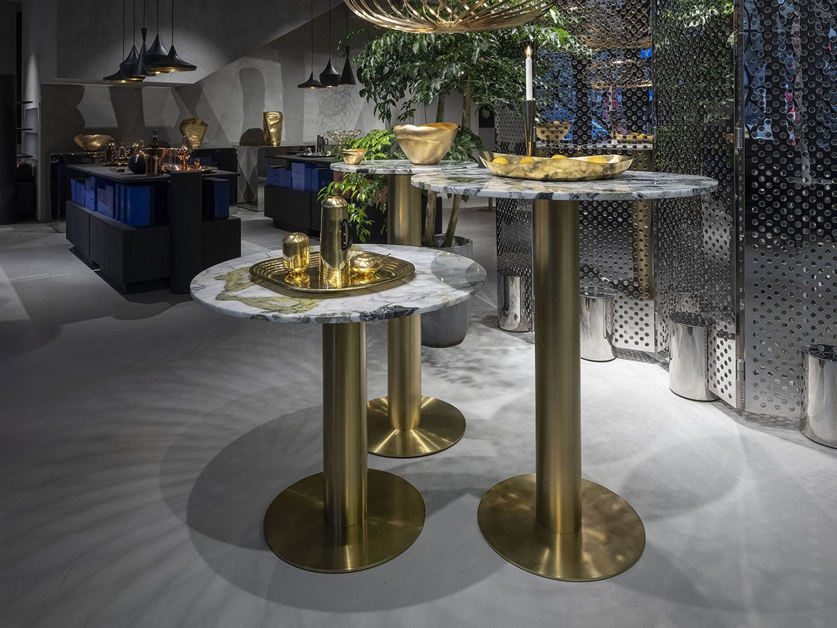 Seitentischrohrstein Marmor mit einer Messingbasis