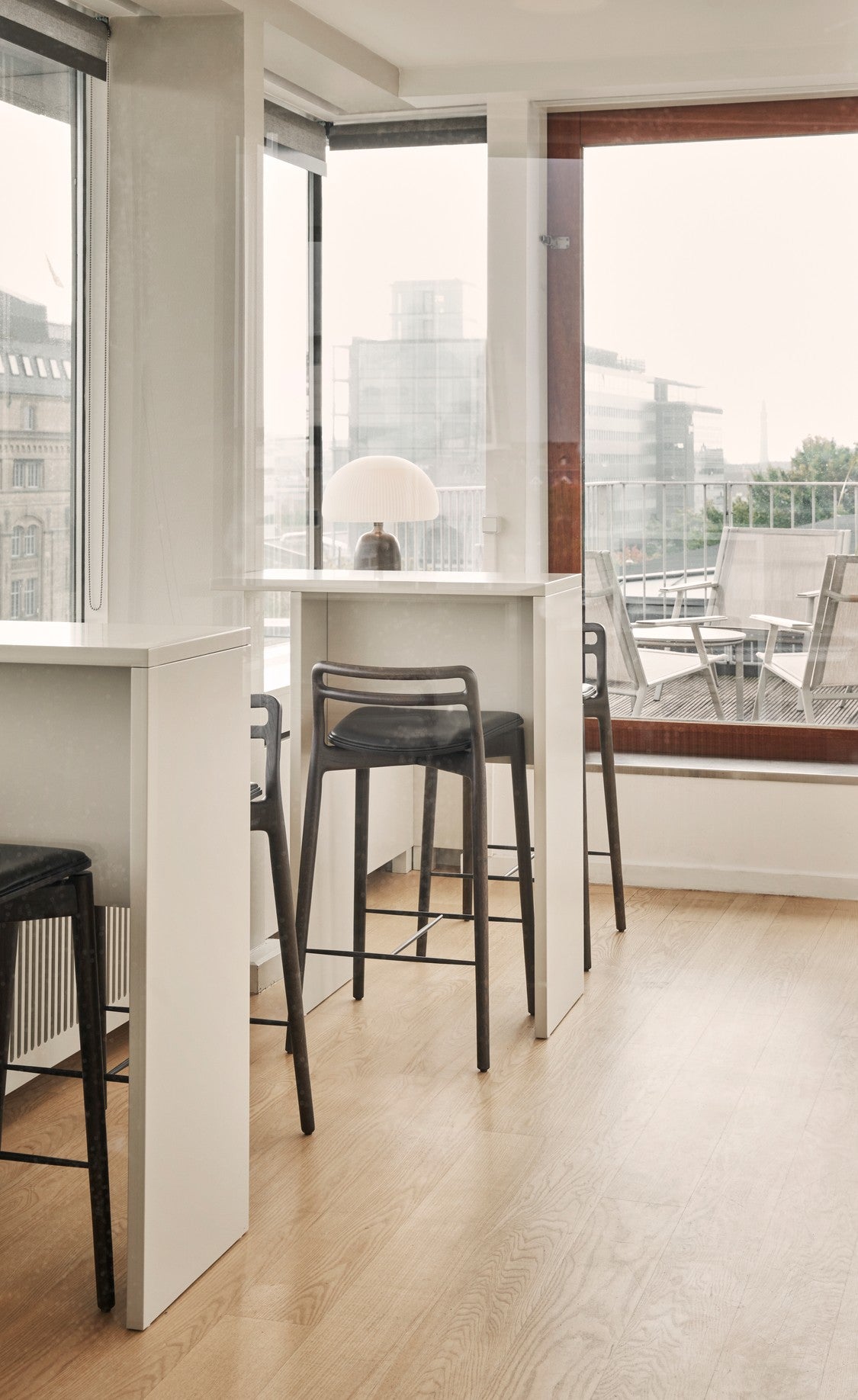 Hocker CABIN zwart leer met een donkere eiken basis