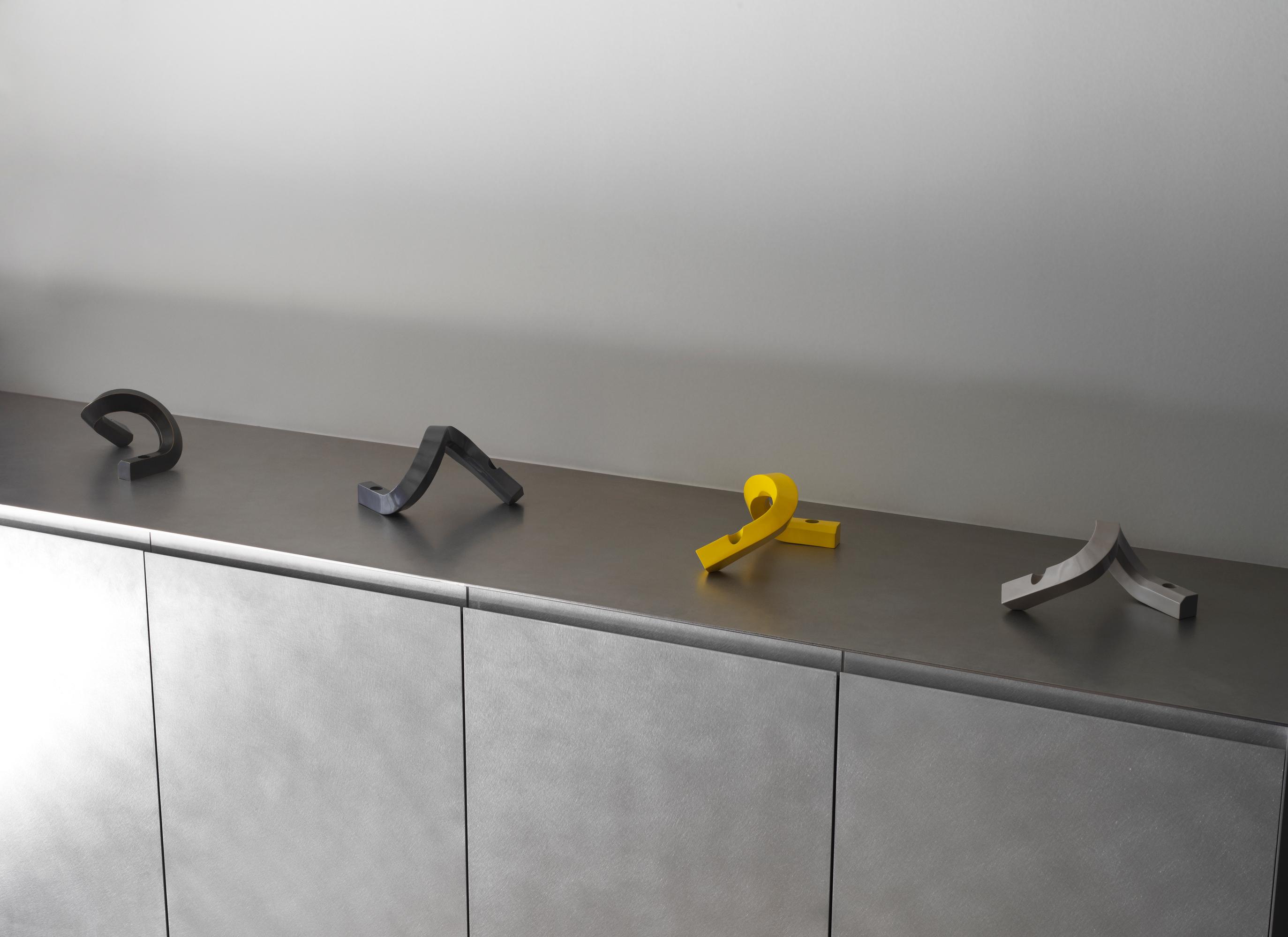 Kerzenhalter CROOKED TWO brüniertes Messing