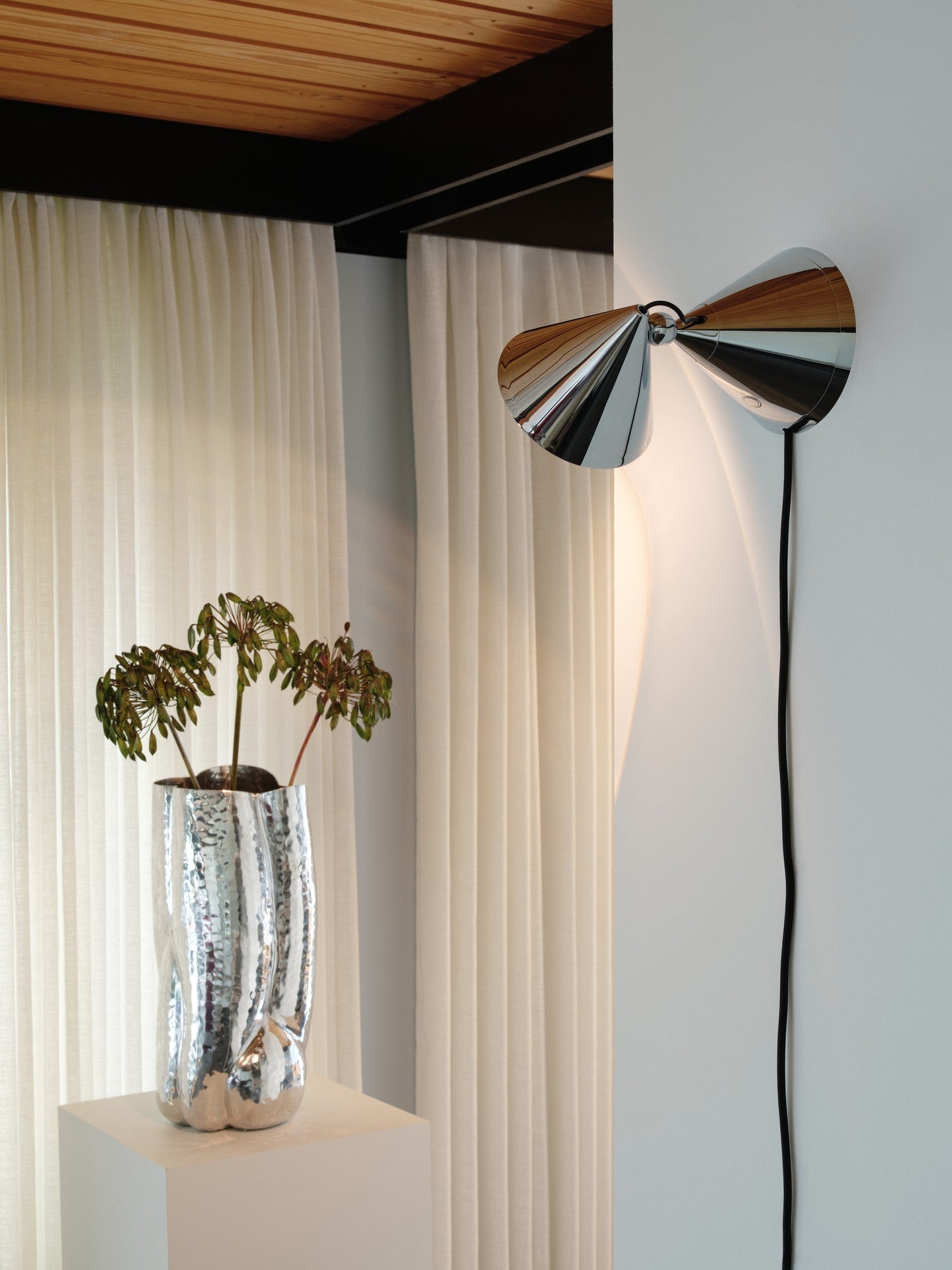 Verstelbare wandlamp POSE zilver