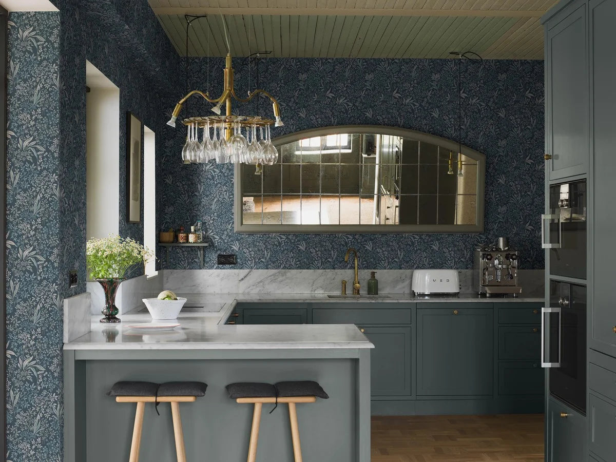 Vliesbehang van papier met plantaal patroon NOCTURNE donkerblauw