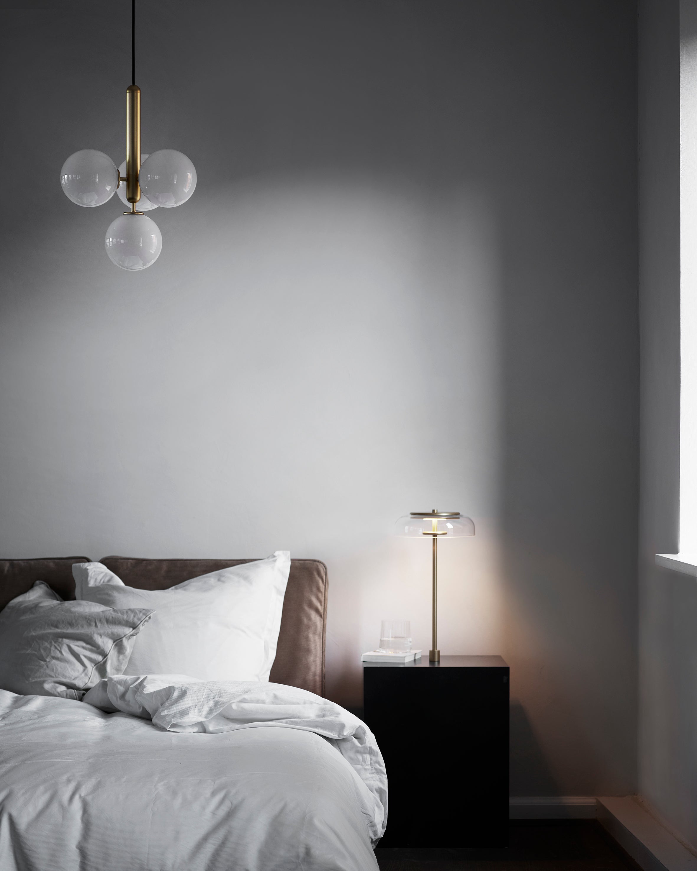 Lampa wisząca MIIRA 4 mosiężny z opalowym szkłem – Nuura