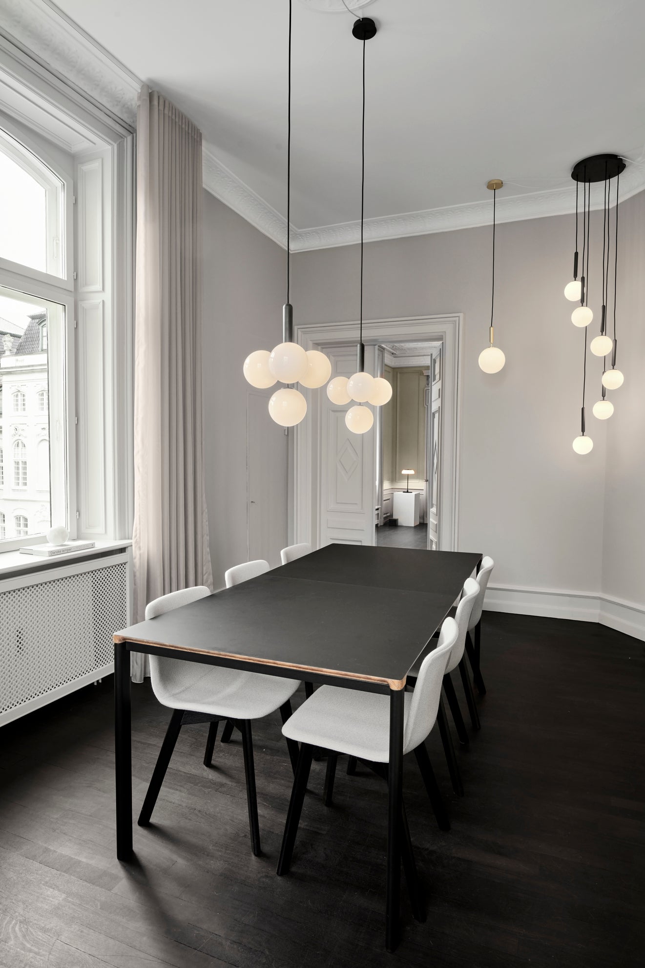 Pendelleuchte MIIRA 4 graphit mit opalem Glas