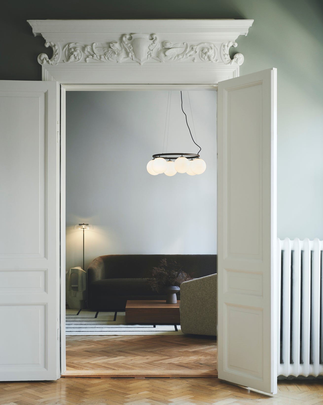Lampa wisząca MIIRA 6 CIRCULAR ciemnobrązowy z opalowym szkłem – Nuura