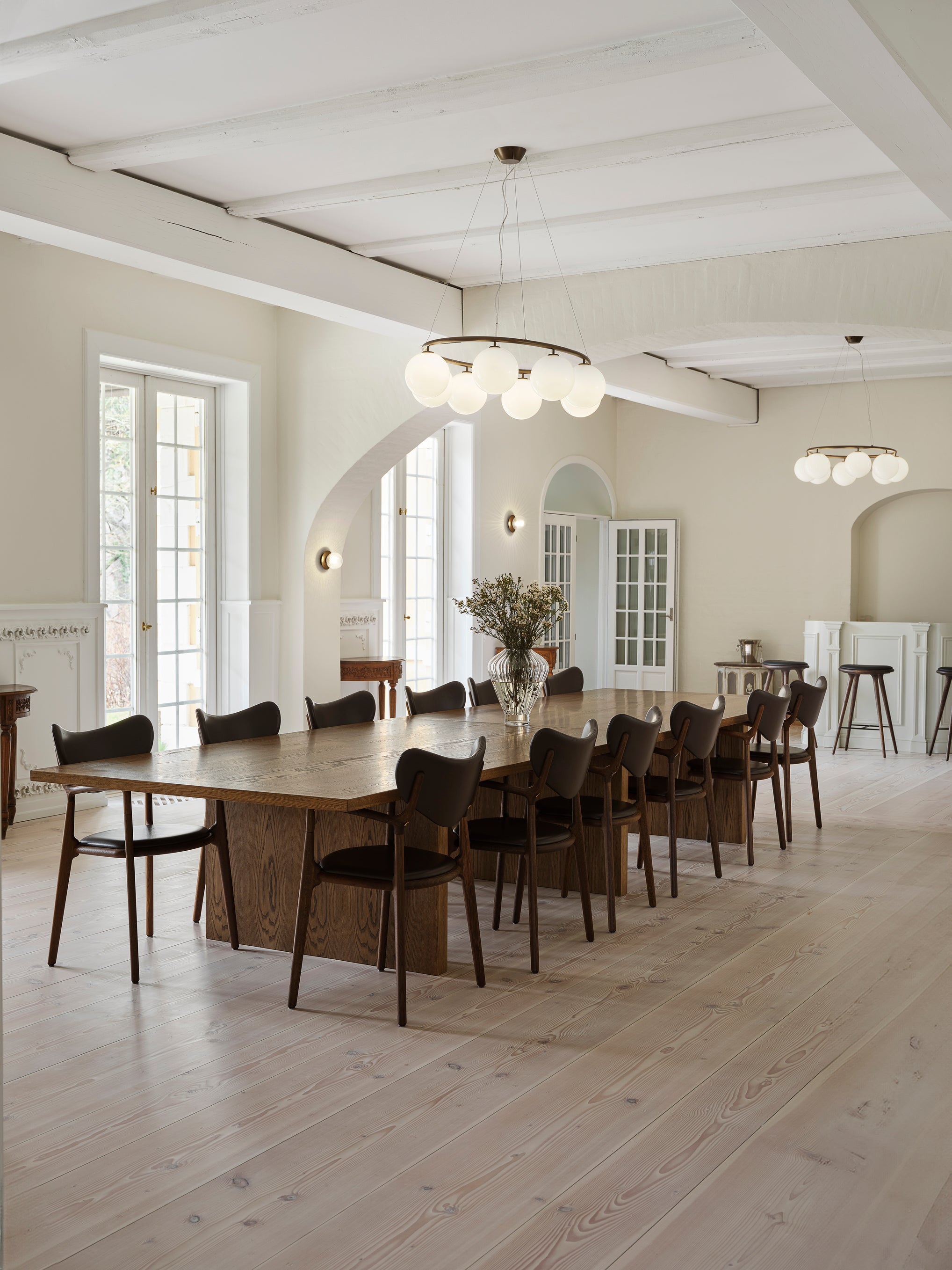 Lampa wisząca MIIRA 8 OVAL ciemnobrązowy z opalowym szkłem – Nuura