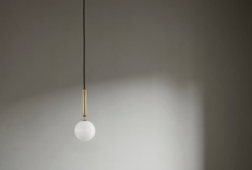 Hanglamp MIIRA messing met opaalglas