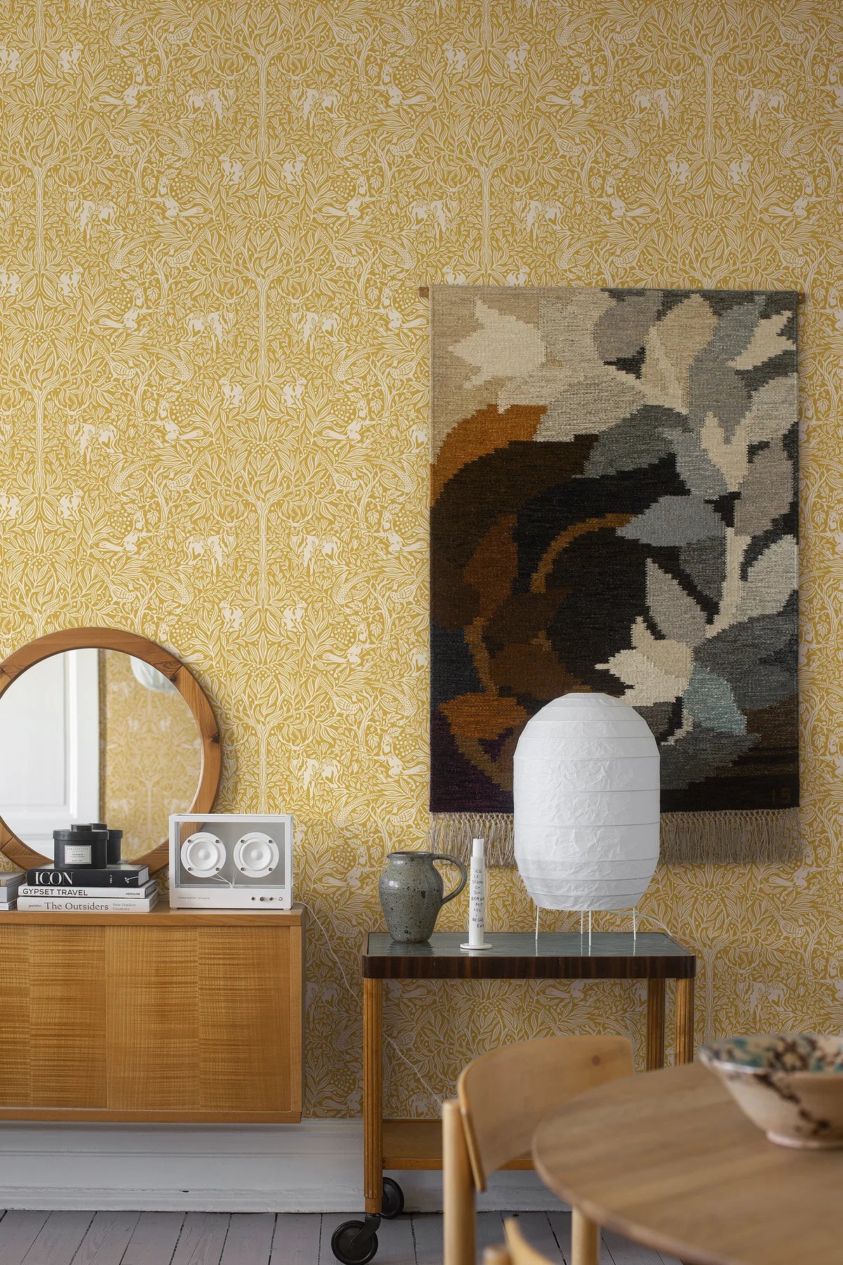 Behang met een plantenpatroon en bosmotief ONDER DE VELDPLANT geel met wit