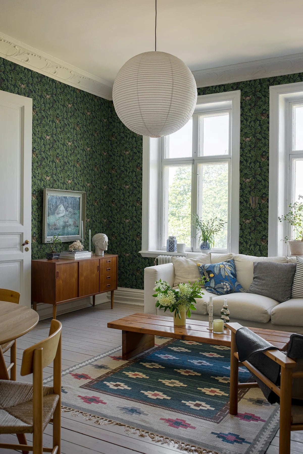 Wallpaper with a leafy plant motif IN THE OAK navy blue with green