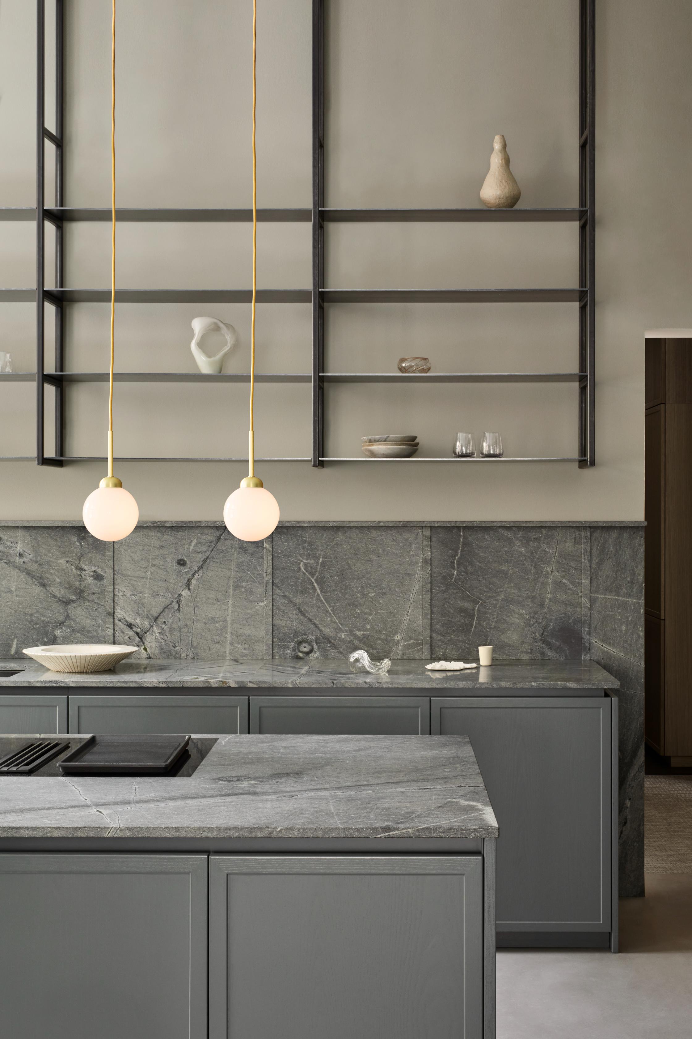 Hanglamp APIALES messing met opaalglas