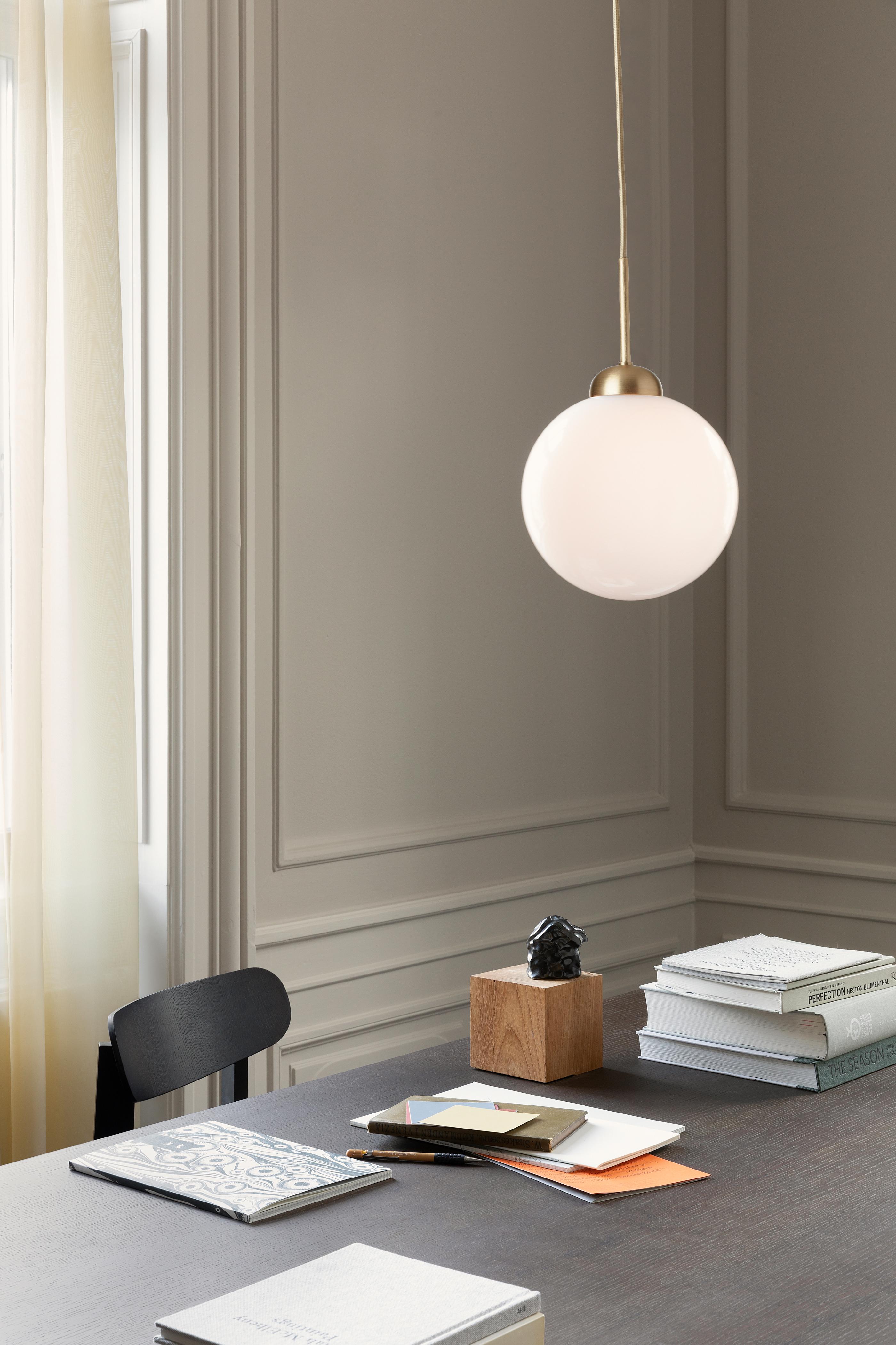 Hanglamp APIALES messing met opaalglas
