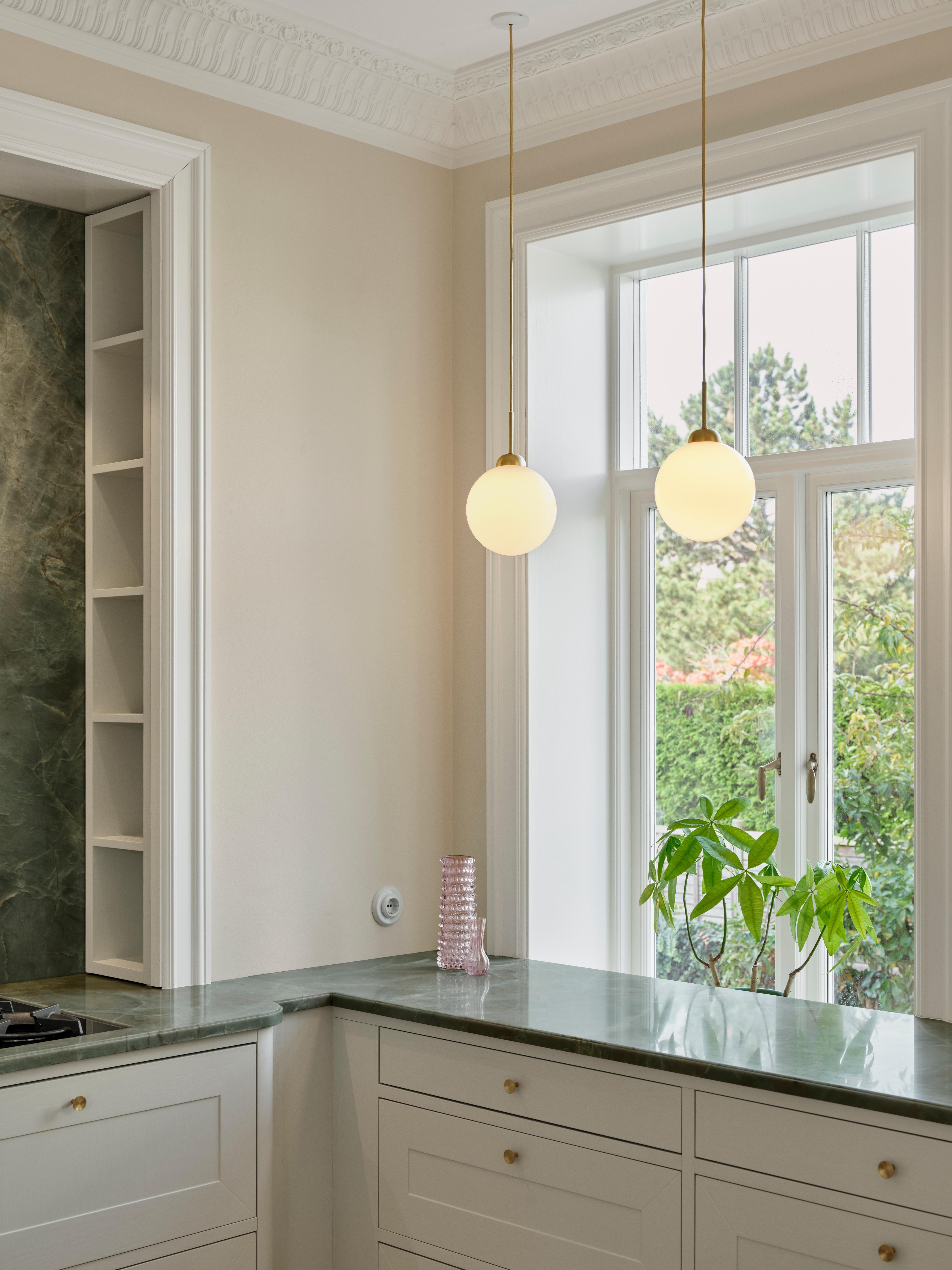 Hanglamp APIALES messing met opaalglas