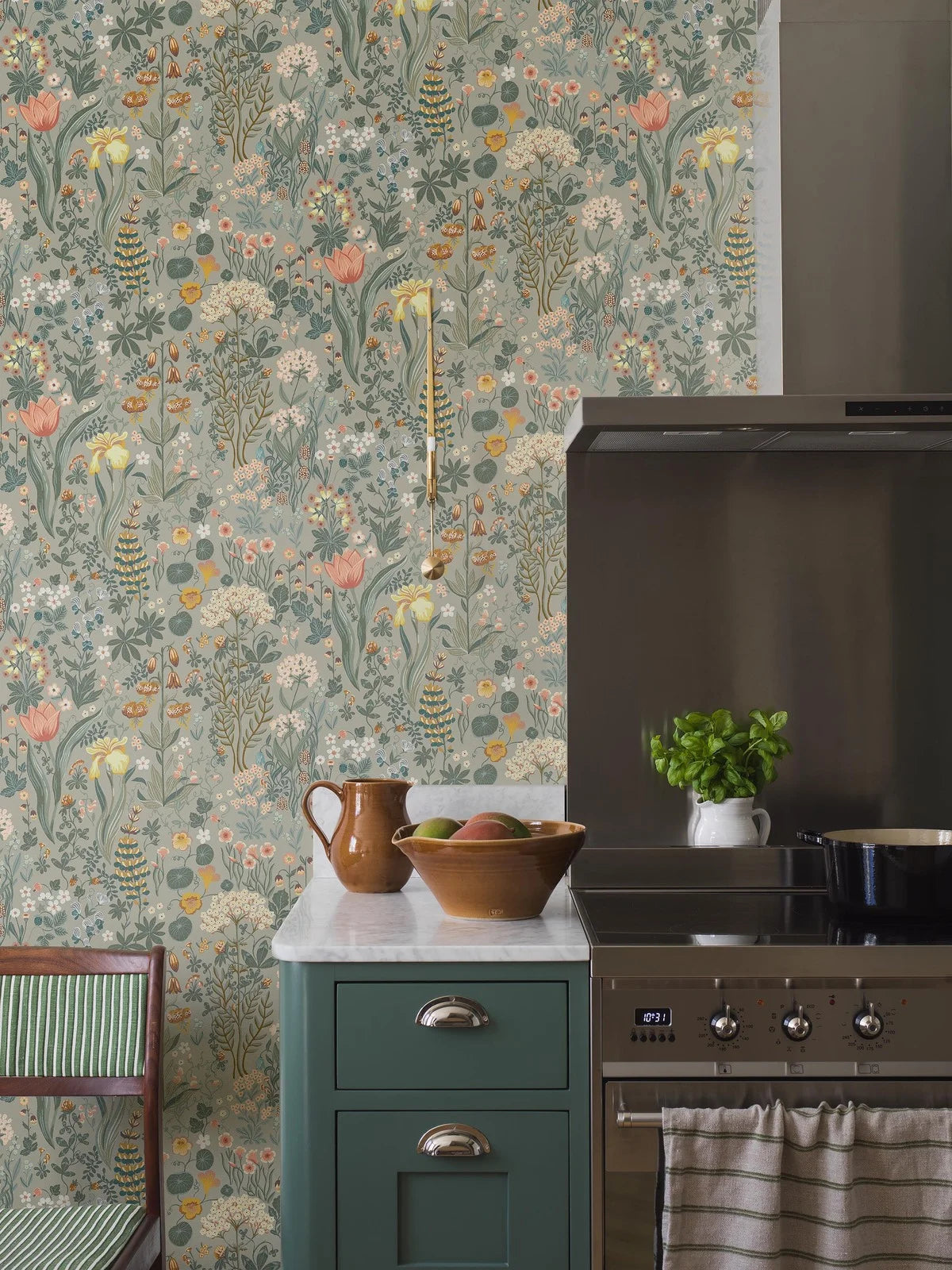 Behang met een bloemenpatroon BLOMSTERHAV grijs met groen