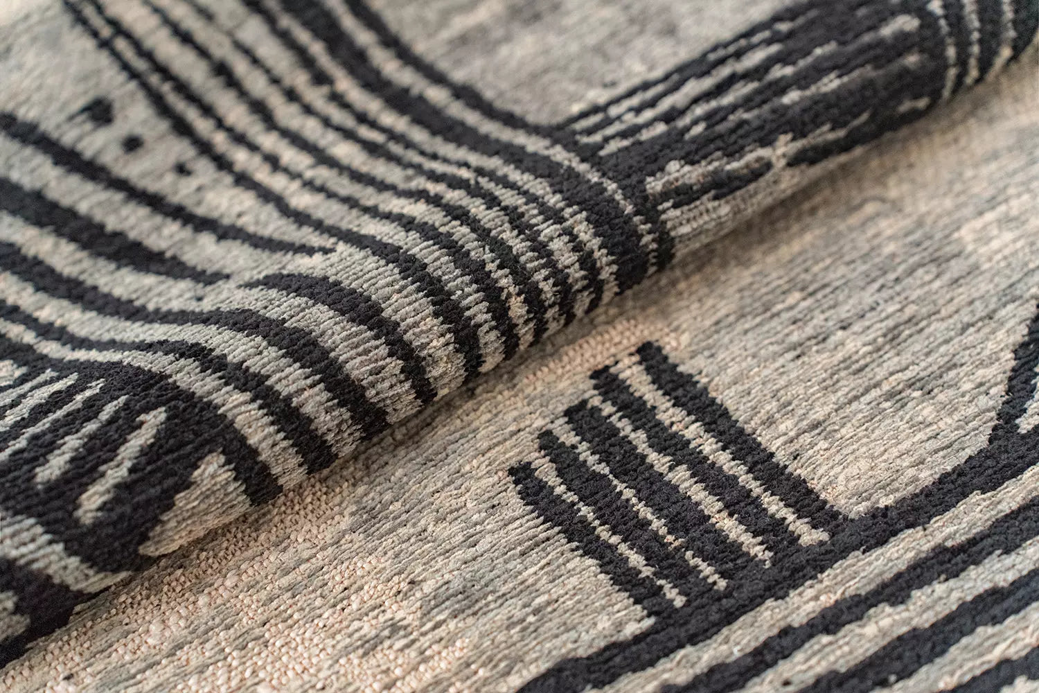 Ovaler Teppich KANJI grau-beige mit Schwarz
