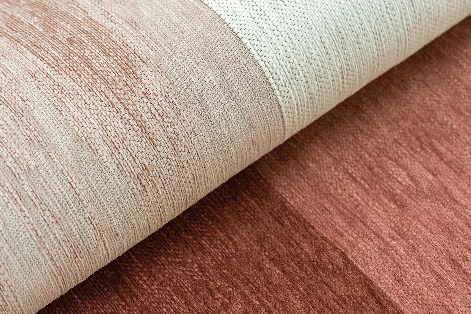 Runder Teppich SENDAI bordeaux mit lachsfarbenen und weißen Akzenten