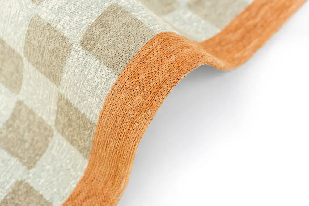 Teppich CHESS GREYHOUND beige mit Weiß und Orange
