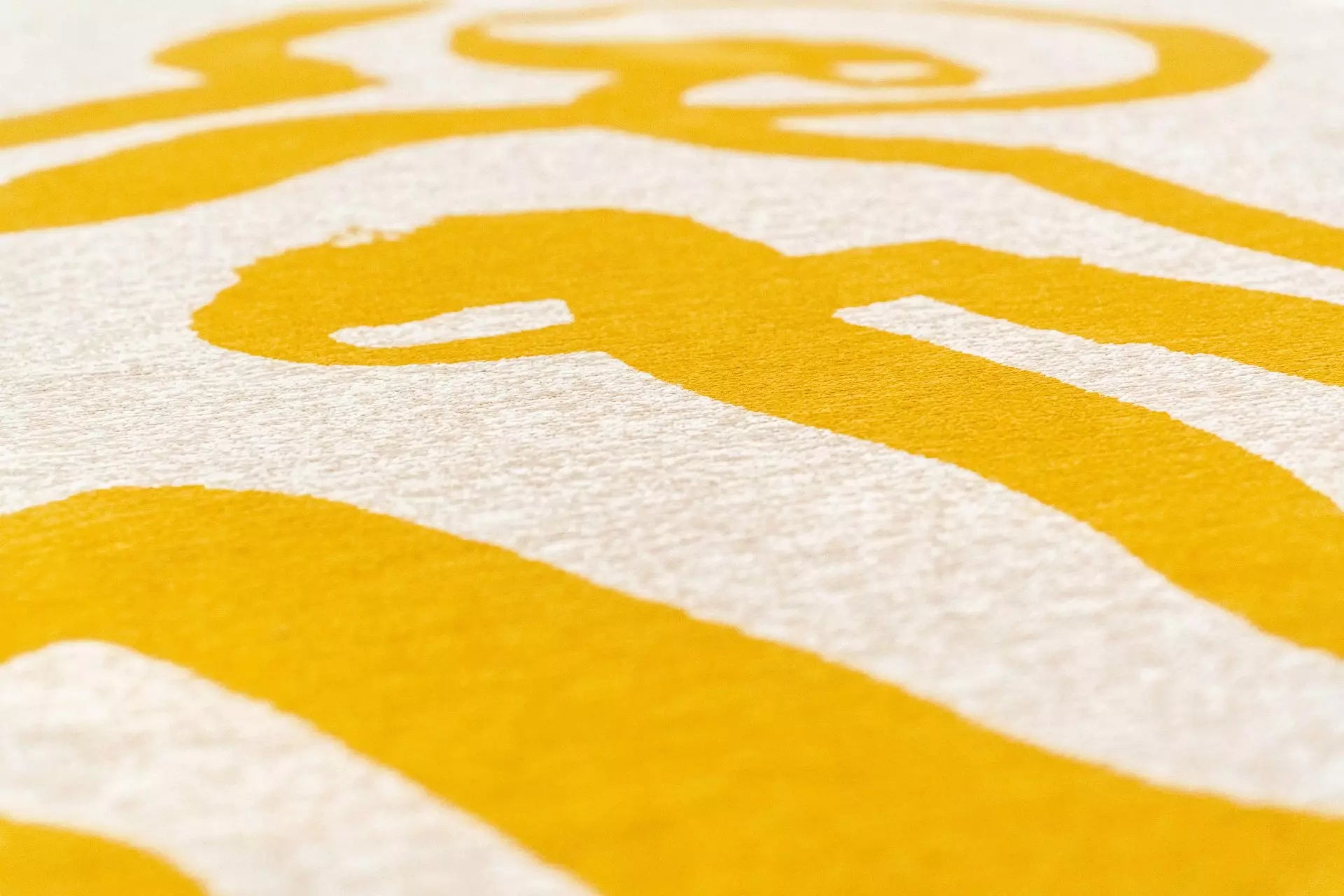 Witte ovale RIBBON tapijt met geel