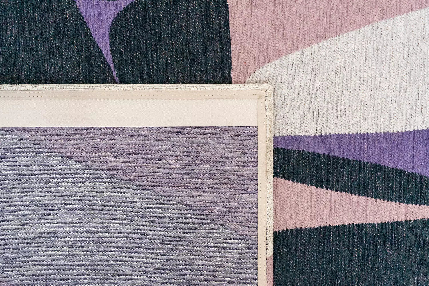 Teppich STONES lila mit Schwarz und Weiß