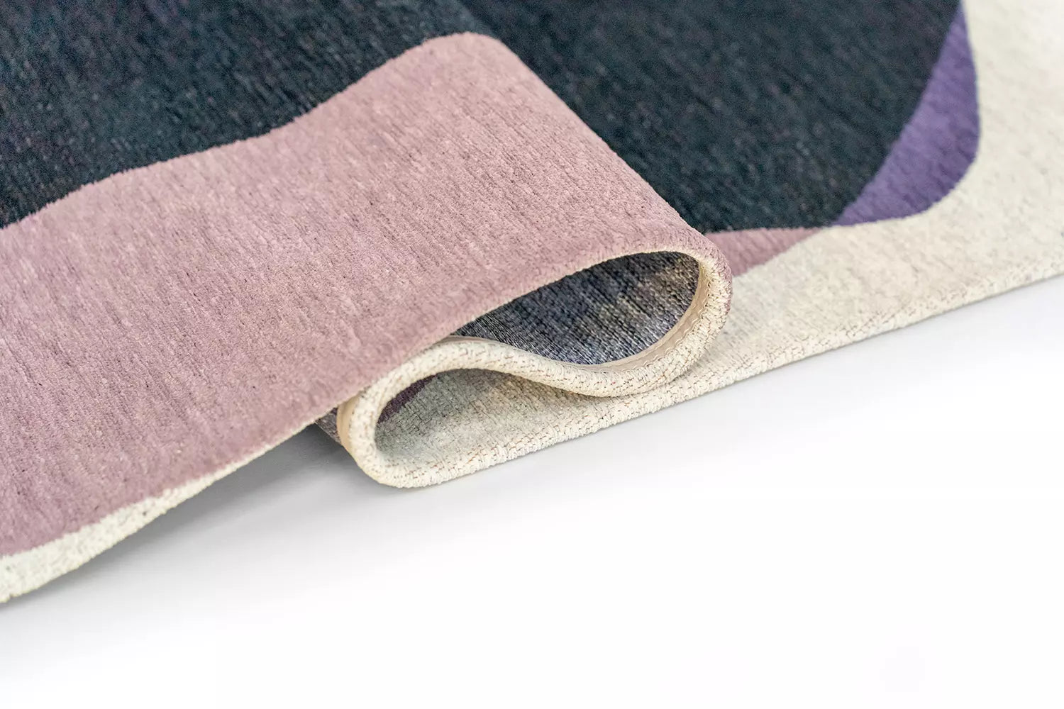 Teppich STONES lila mit Schwarz und Weiß