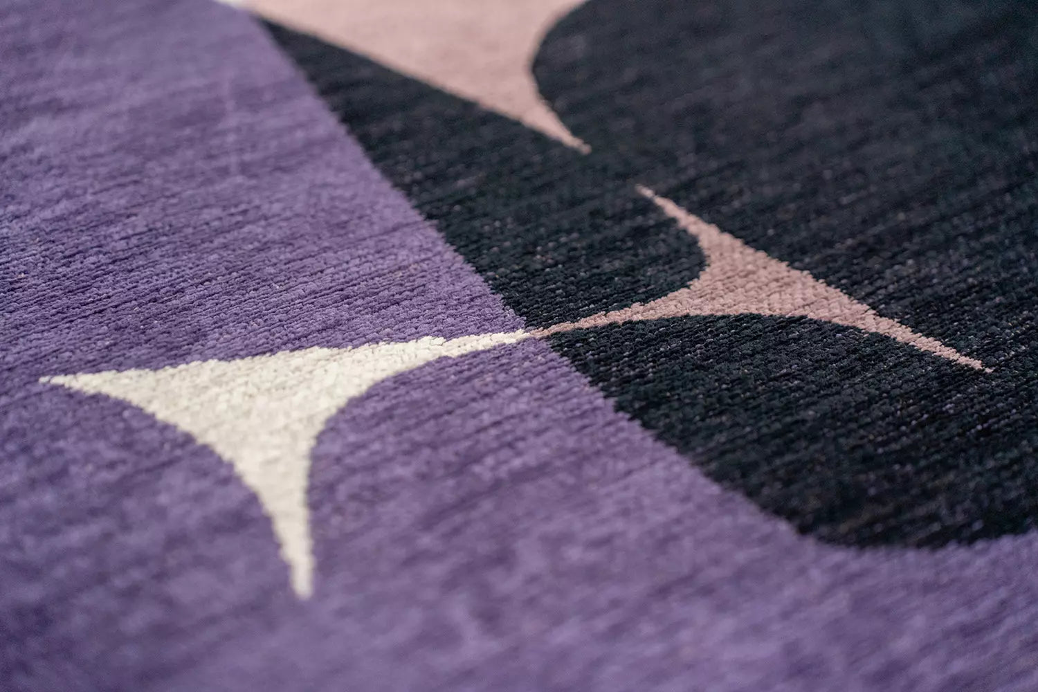 Teppich STONES lila mit Schwarz und Weiß