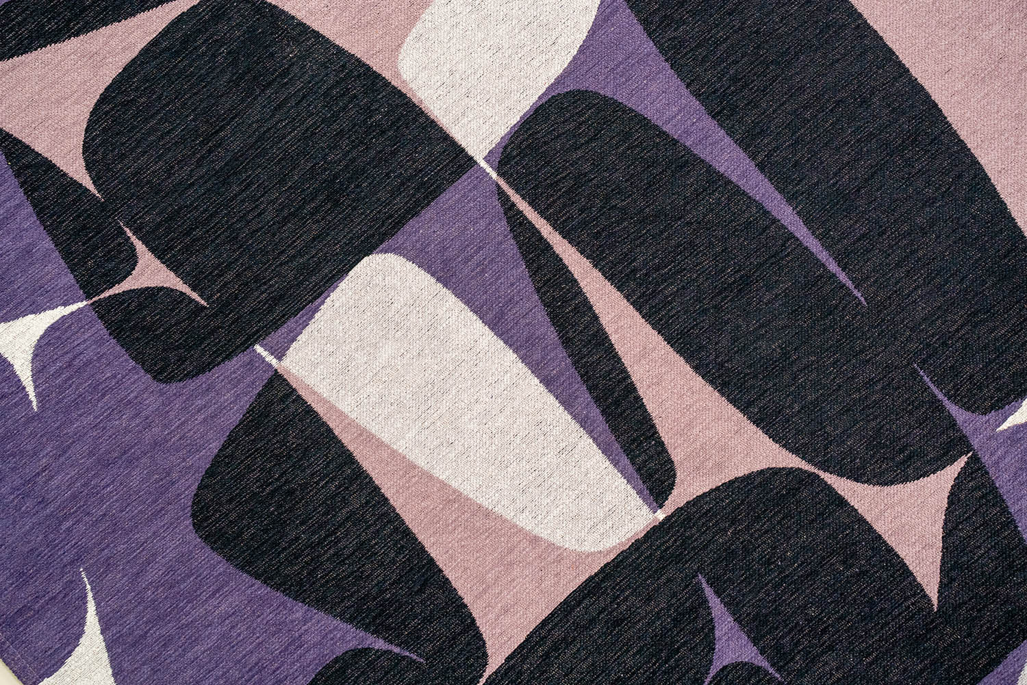 Teppich STONES lila mit Schwarz und Weiß