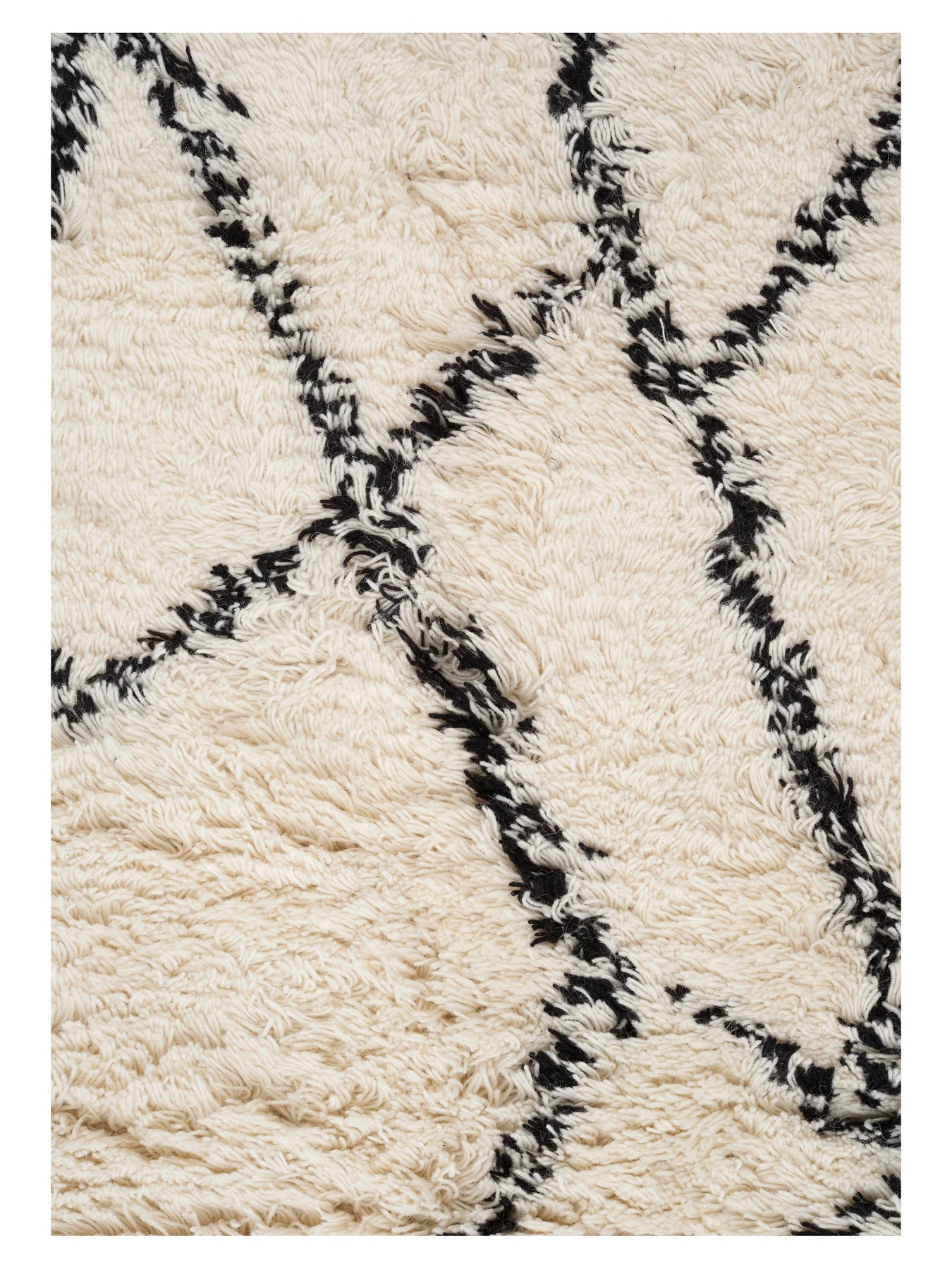 RUFFLE white long pile rug with black pattern