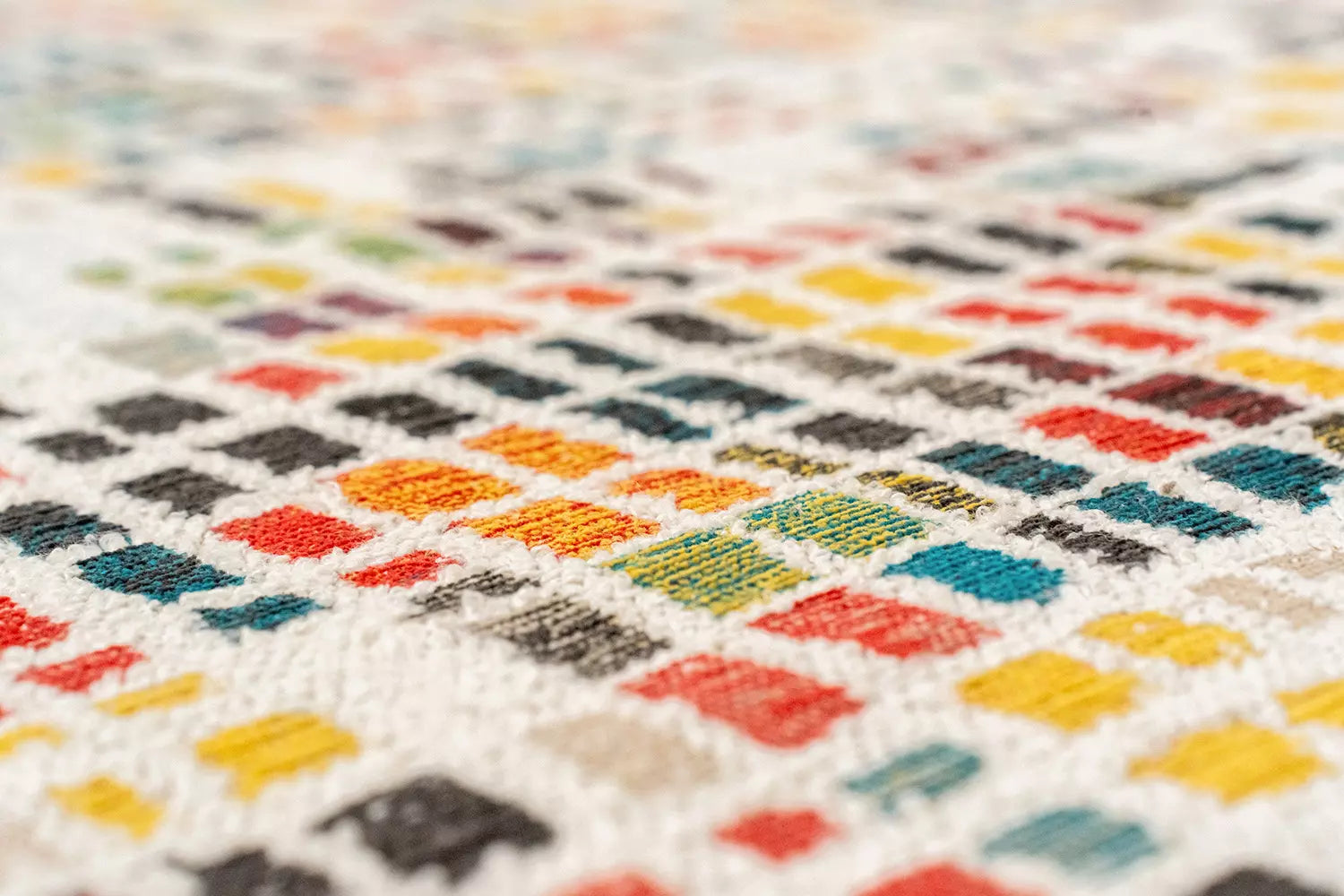 CUBIK beige tapijt met kleurrijk patroon