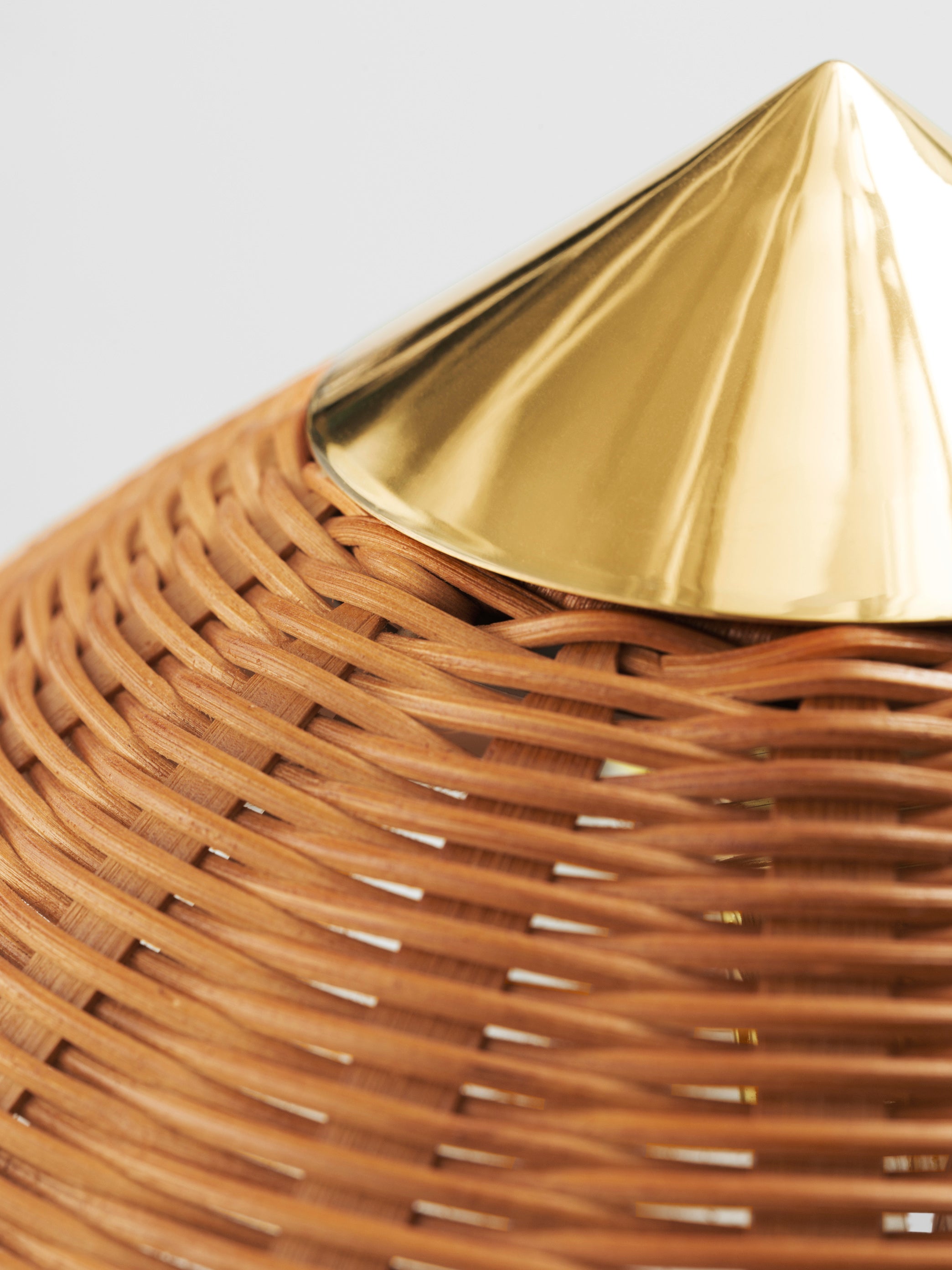 Lampa podłogowa 9602 mosiądz z wiklinowym kloszem