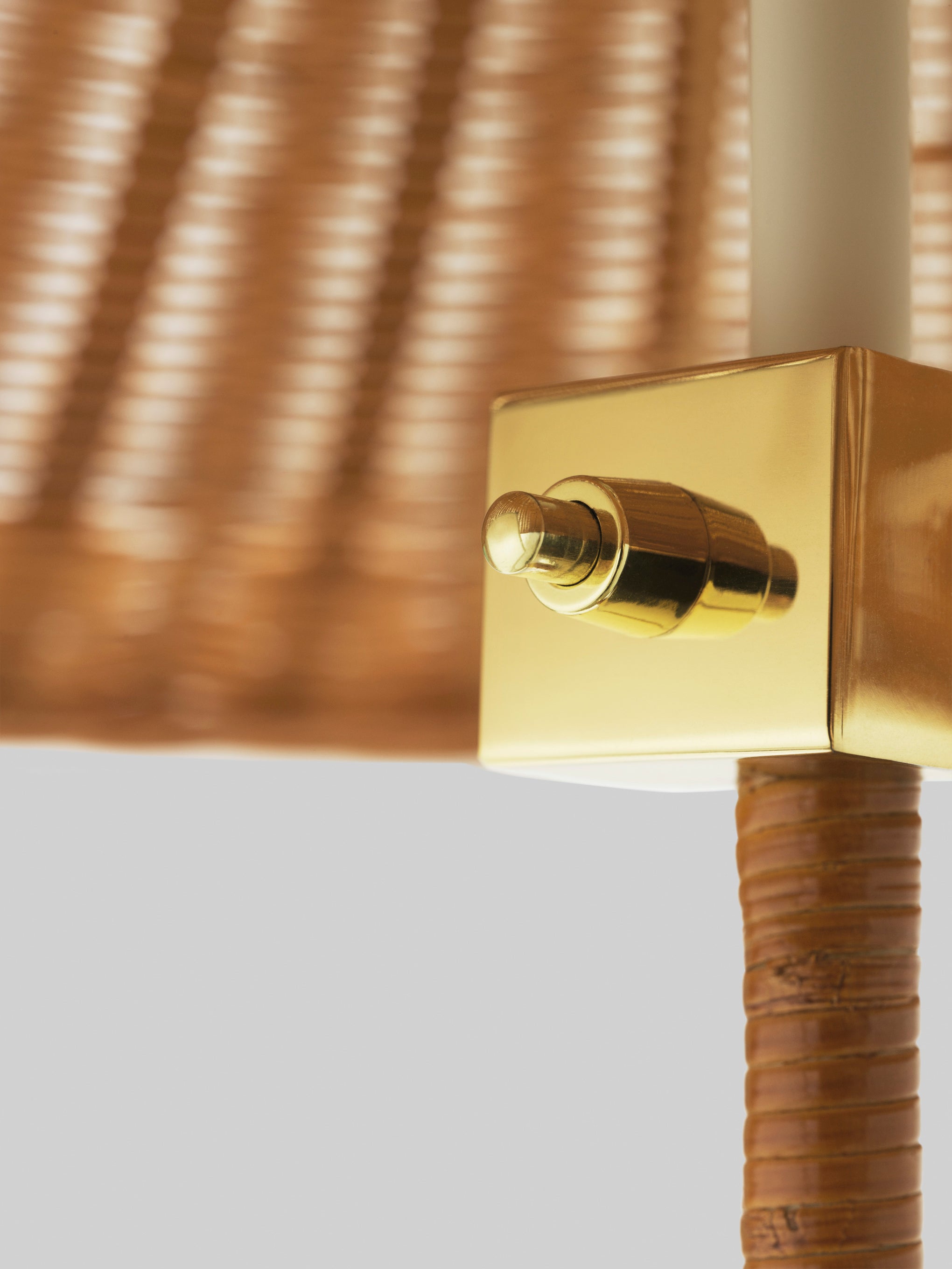 Lampa podłogowa 9602 mosiądz z wiklinowym kloszem