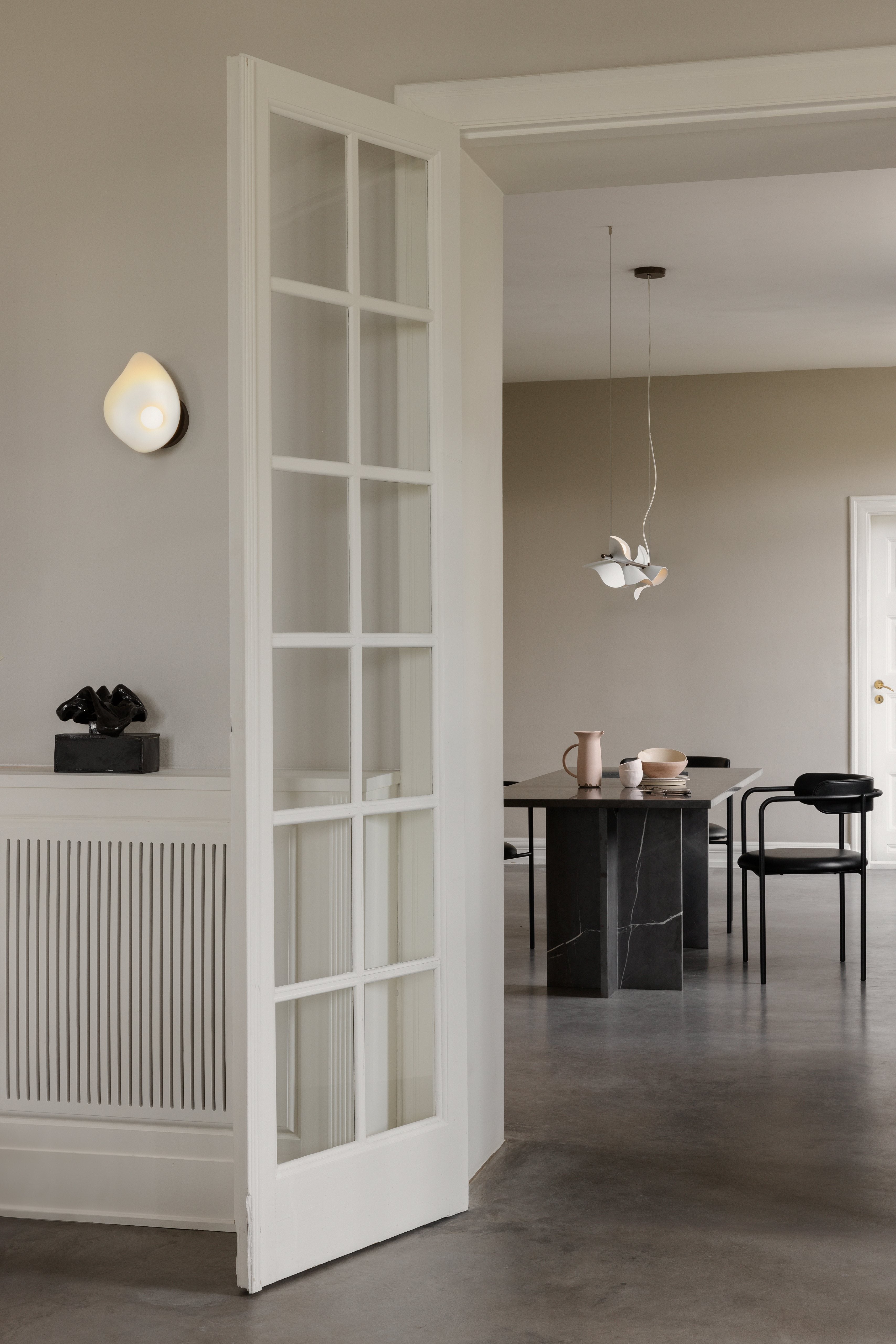 Lampa ścienna FLORII ciemnobrązowy z białym – Nuura