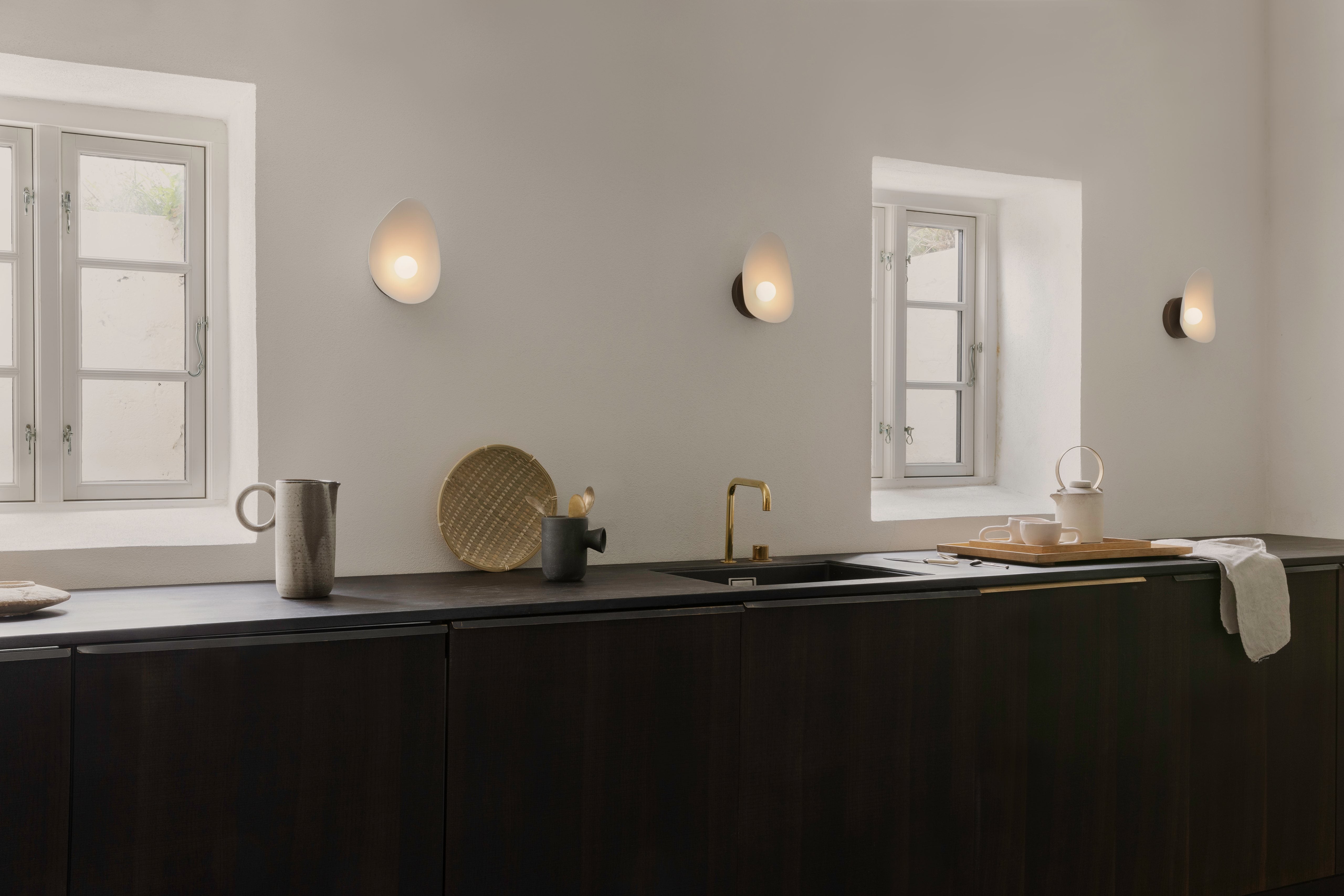 Lampa ścienna FLORII ciemnobrązowy z białym – Nuura