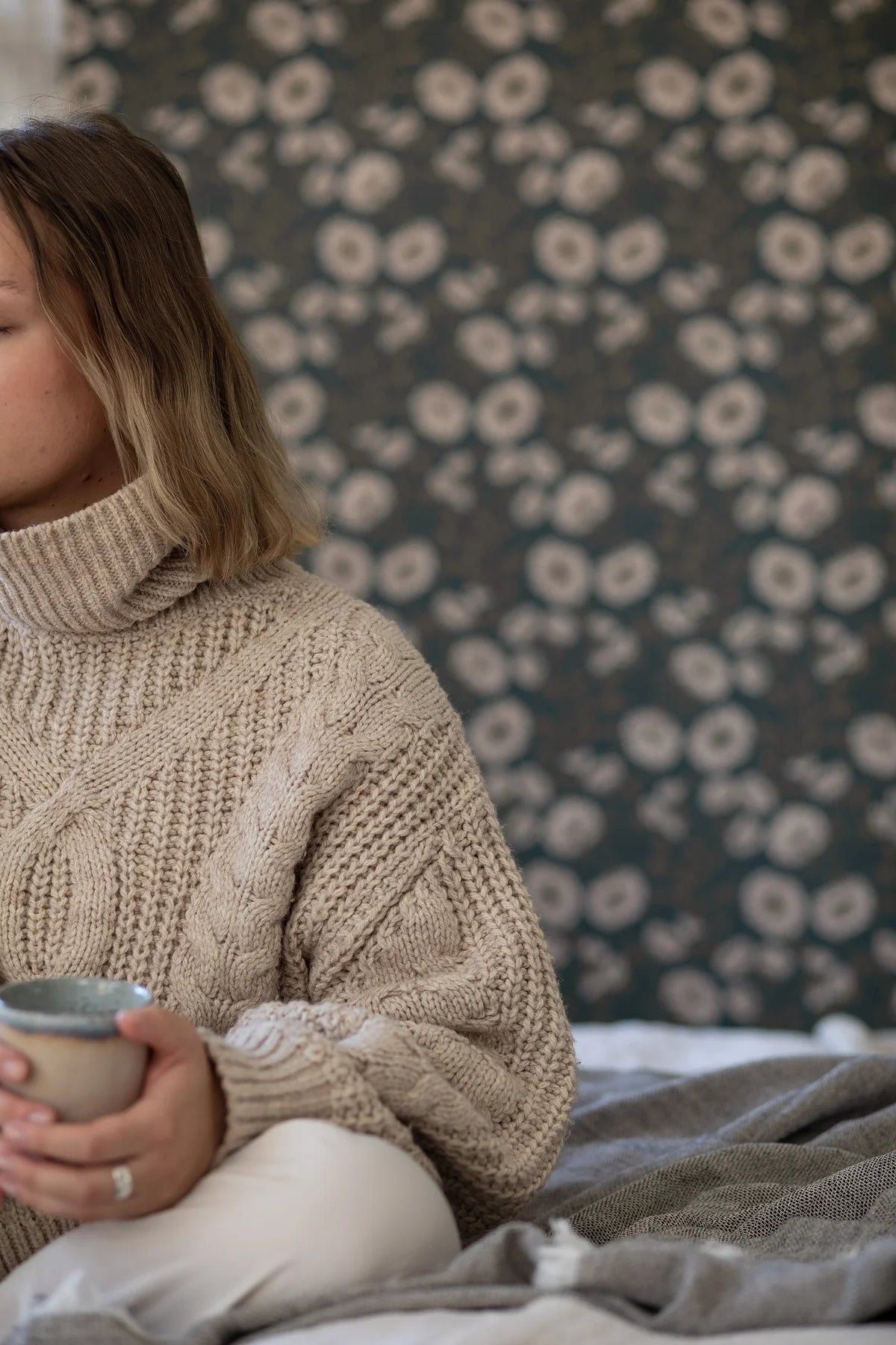 Dark Green Floral Poppy Flow Wallpaper with Beige