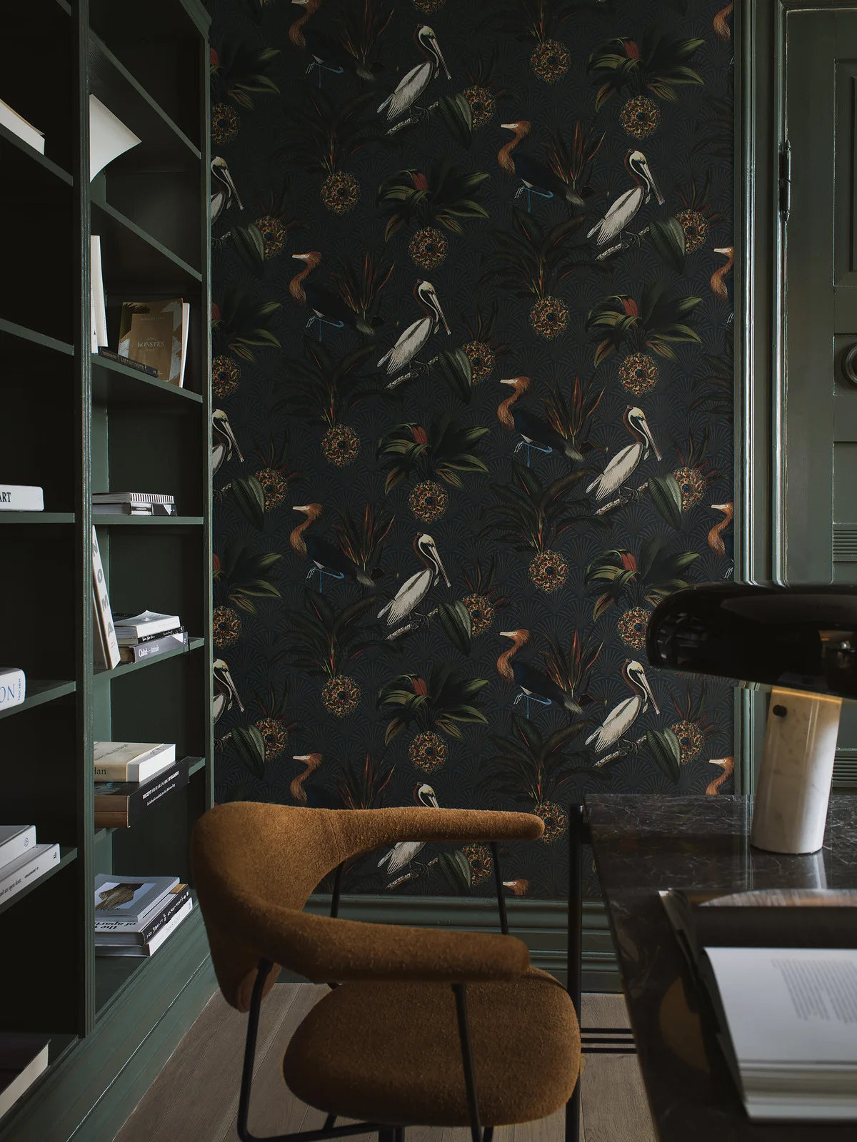 Behang met dierenmotief van SAPPHIRE BIRDS donkergroen