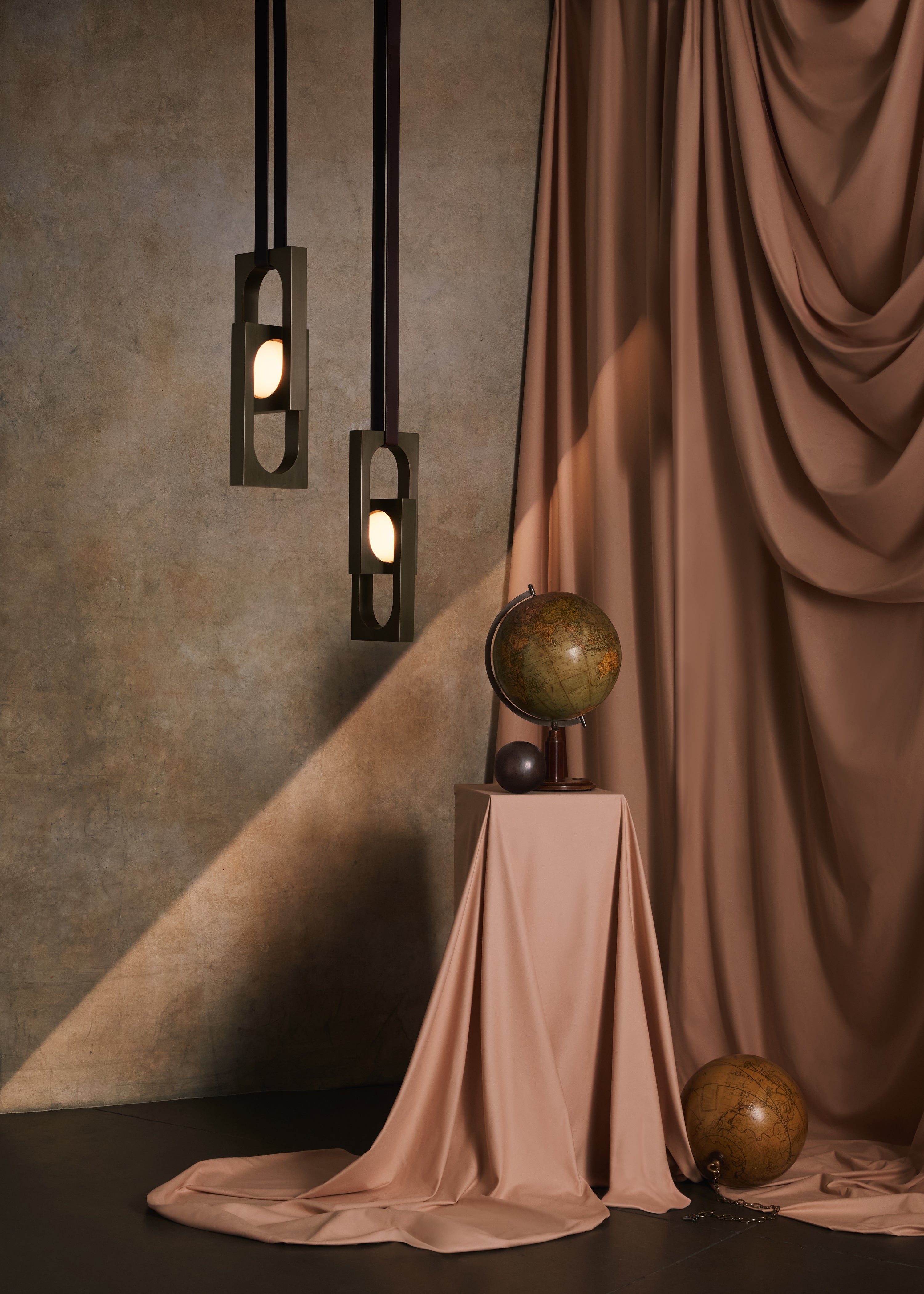 Hanglamp MYTHOS DUO met opalen glazen kap en messing.