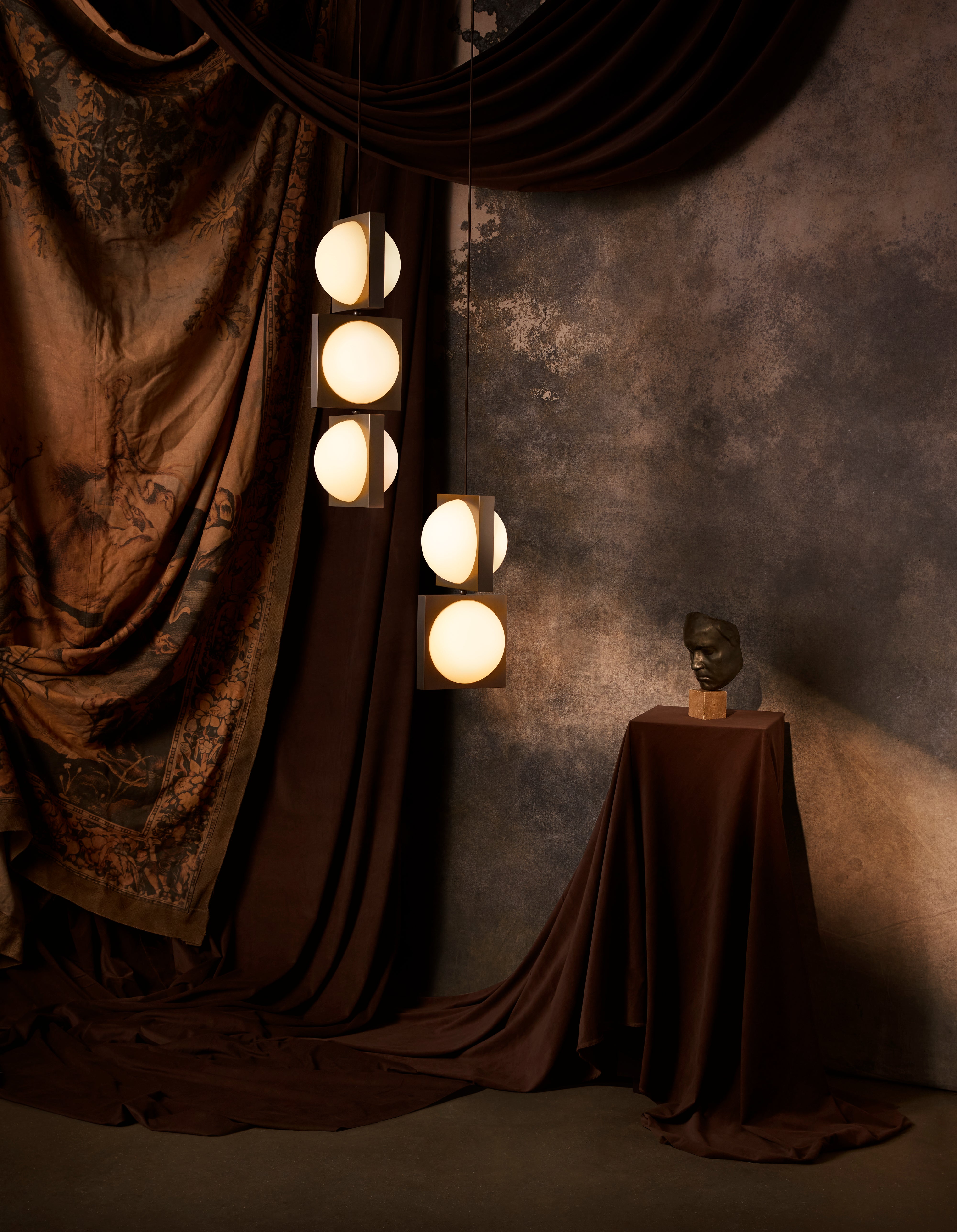 Hanglamp SOLSTICE DUO met opalen glazen kap en messing.