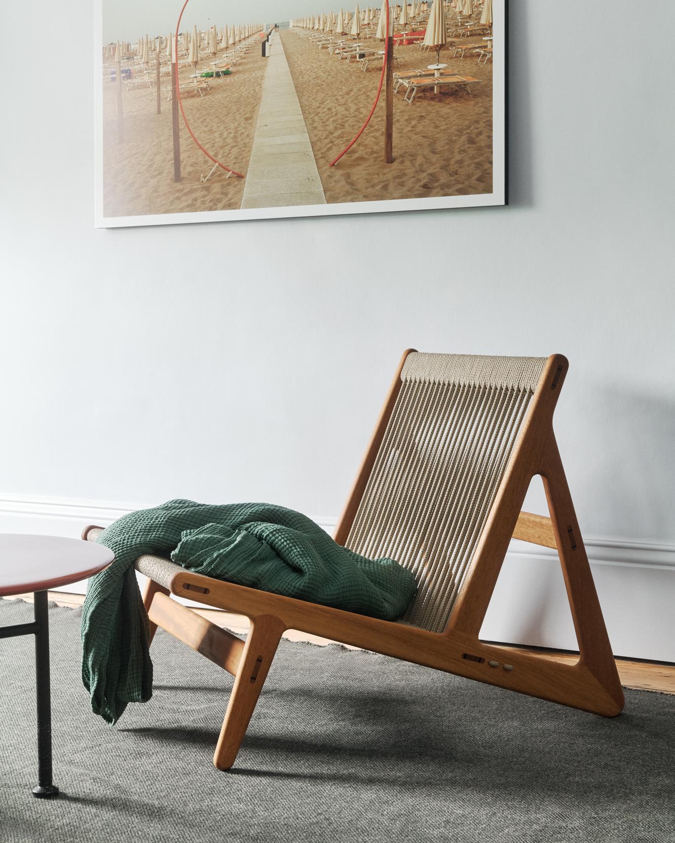 MR01 armchair in walnut wood and linen