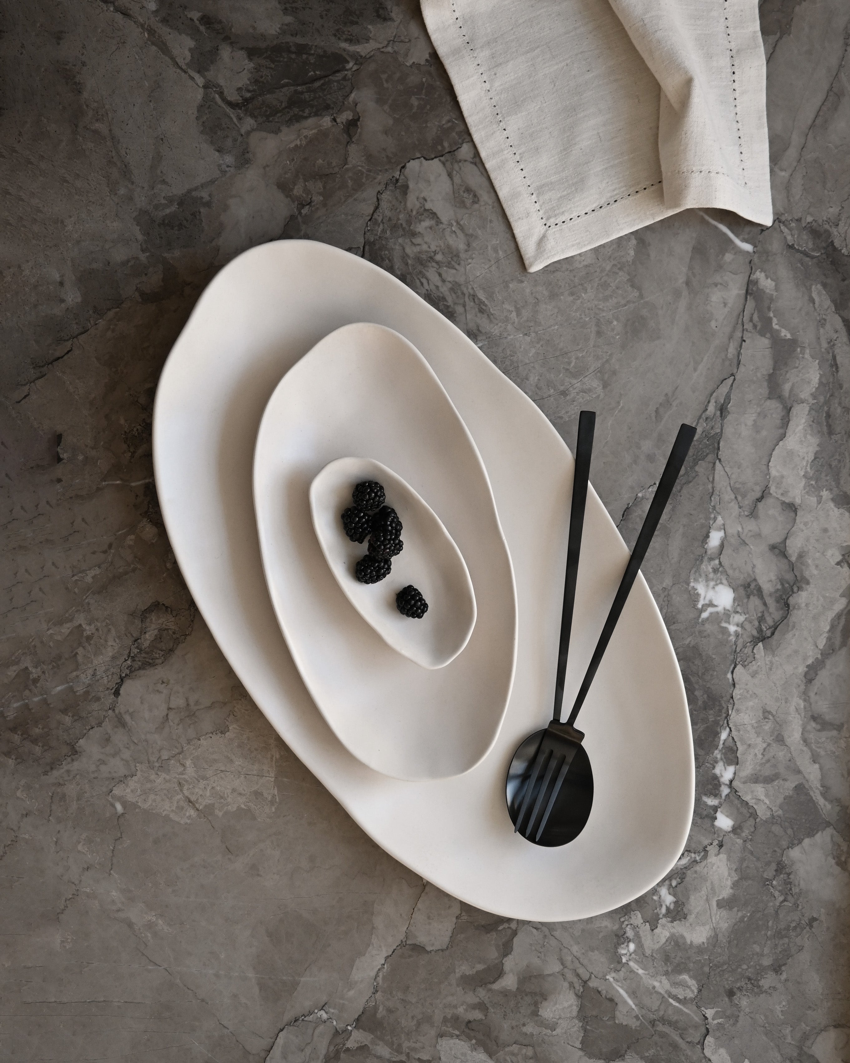 Set van ovale dienbladen NATIVE witte steengoed