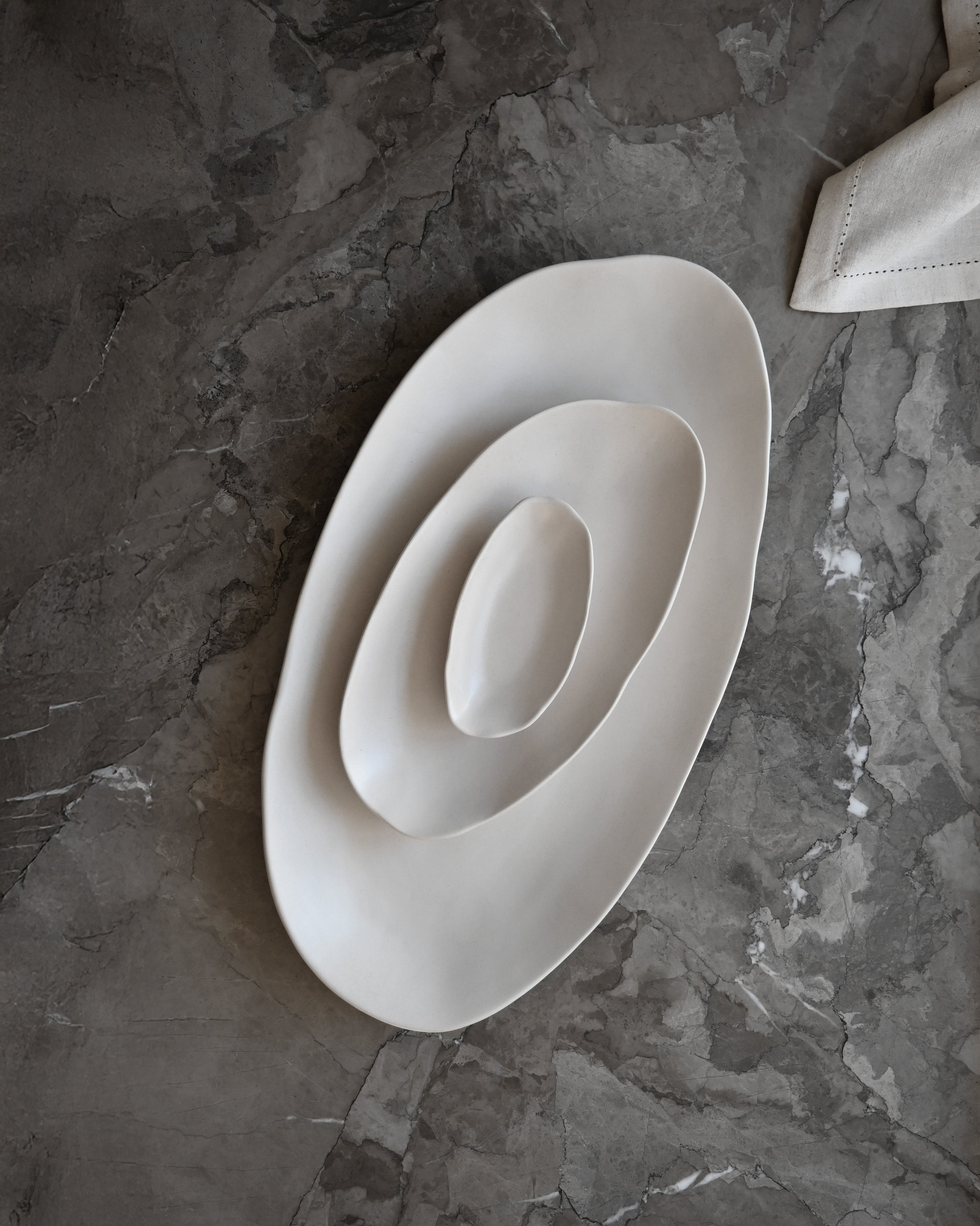 Set van ovale dienbladen NATIVE witte steengoed