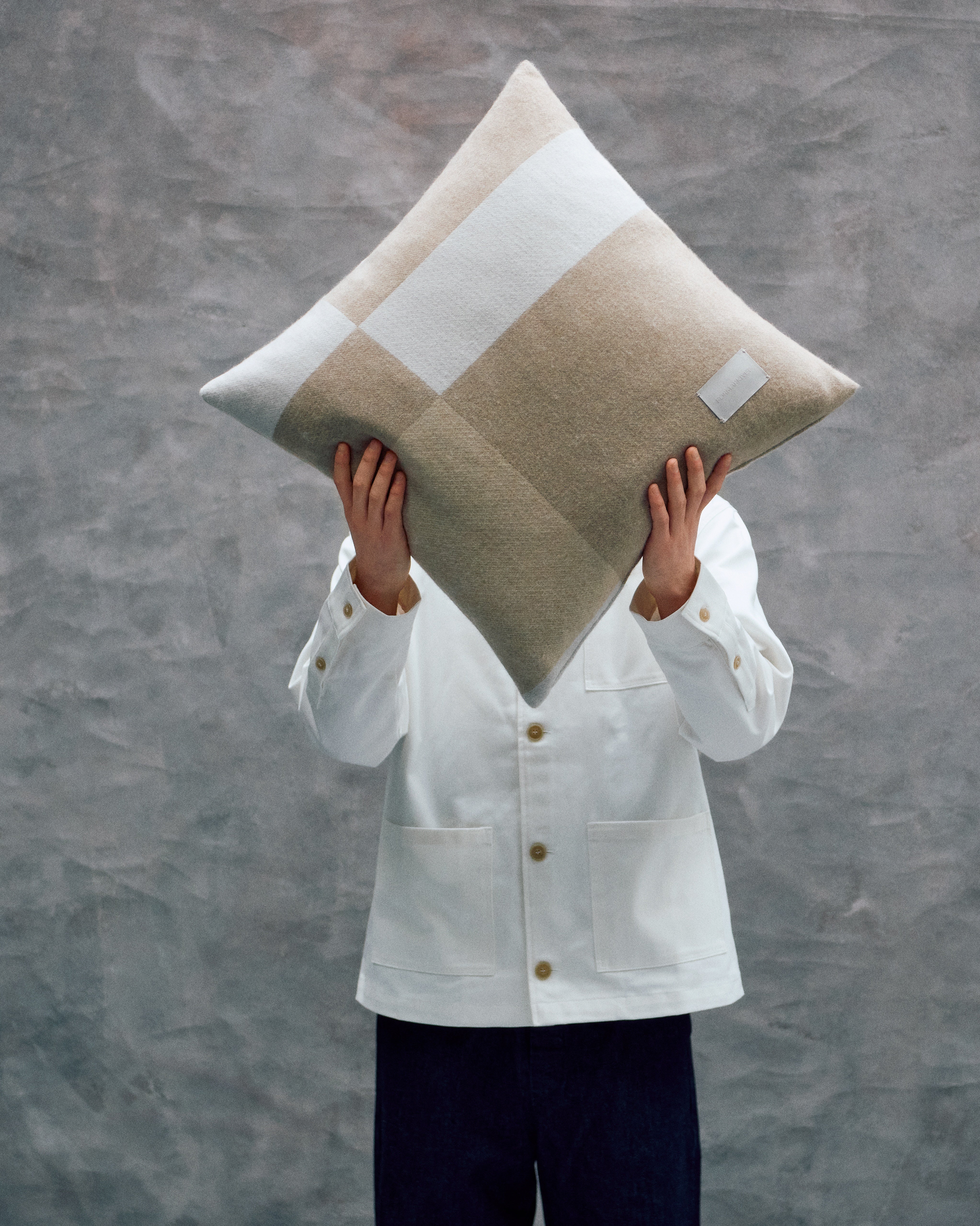 Poduszka BIG LOGO piaskowo-beżowy