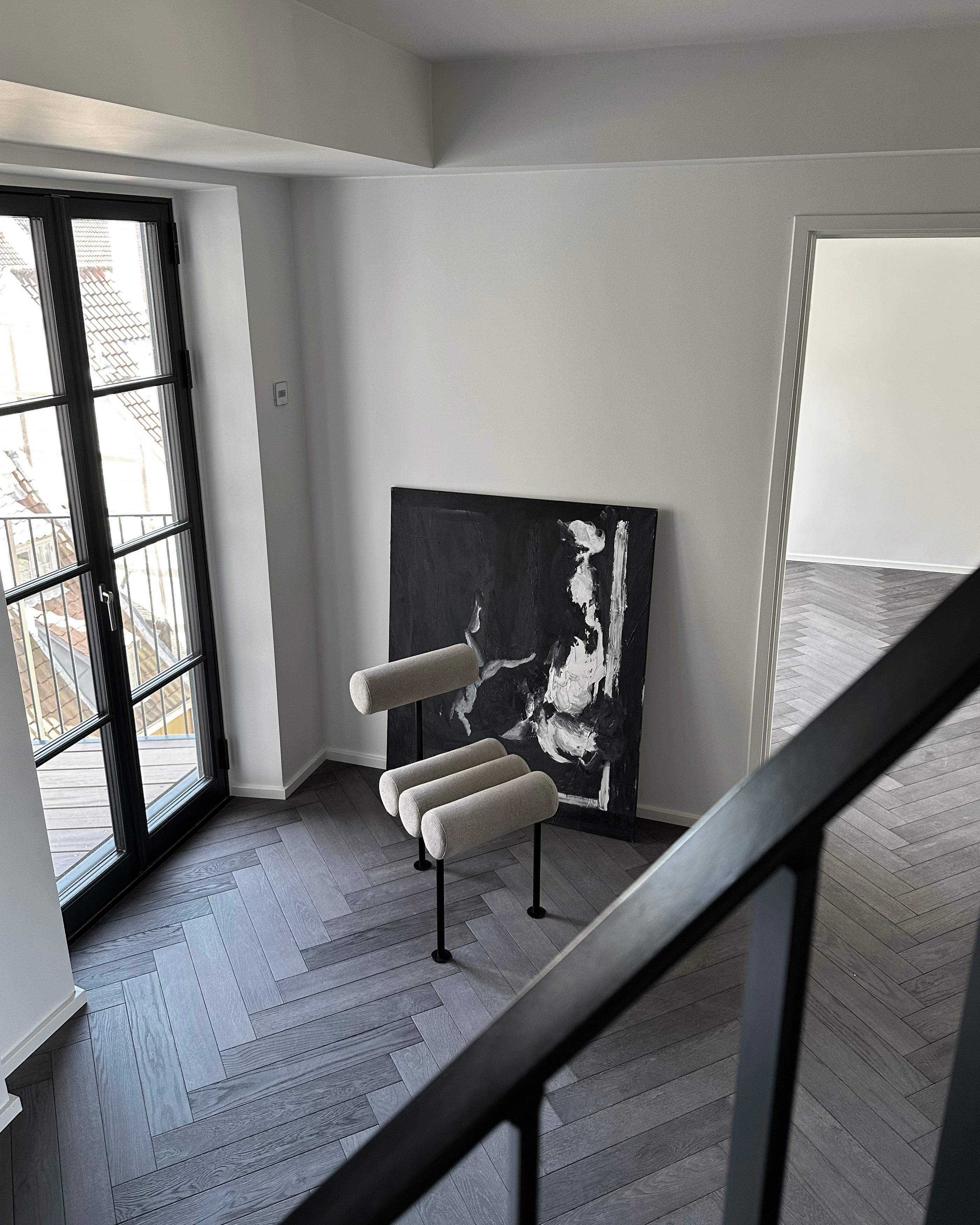 Stoel HIRO beige met zwarte basis