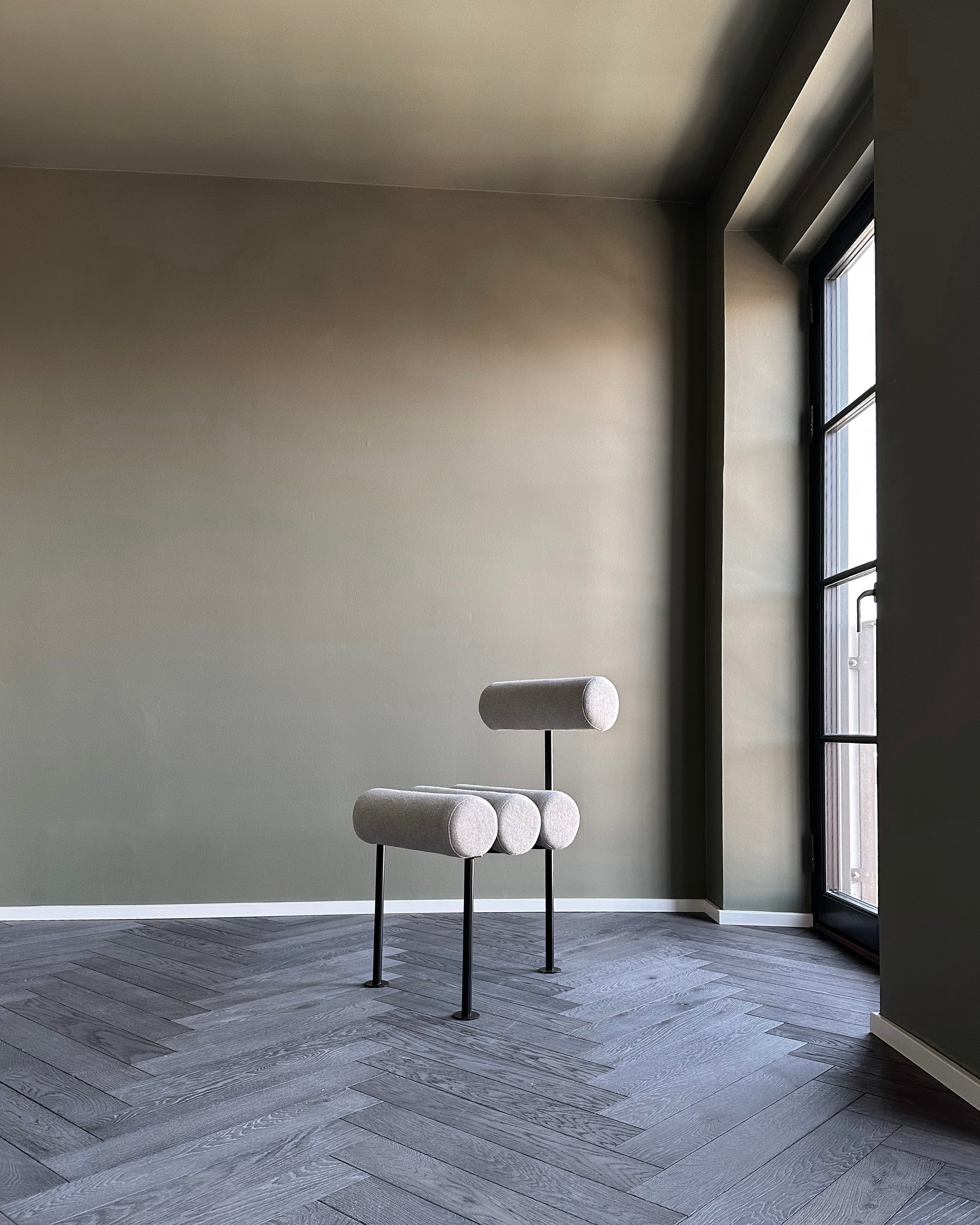 Stoel HIRO beige met zwarte basis