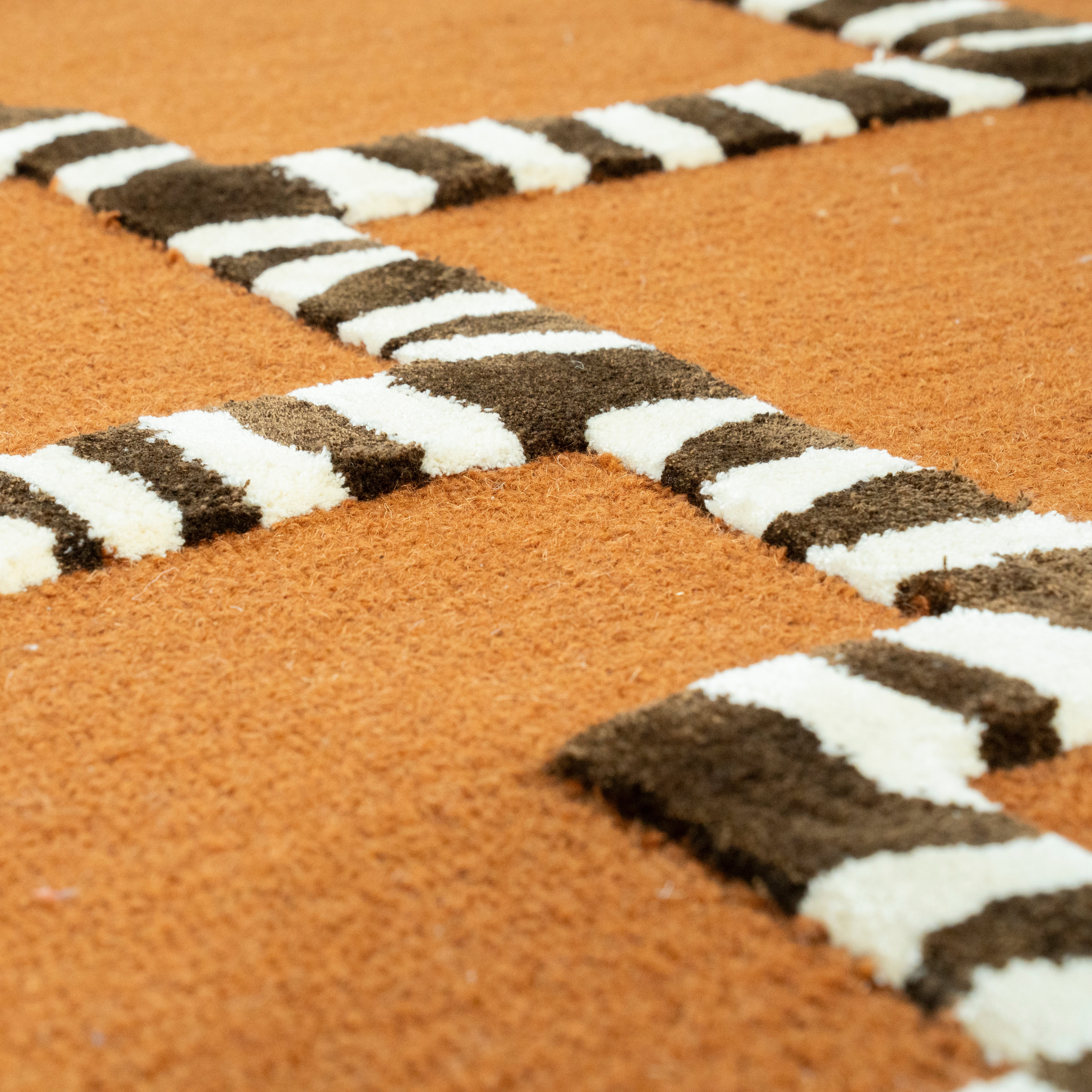 Dywan STRIPESCAPE karmelowy ze wzorem