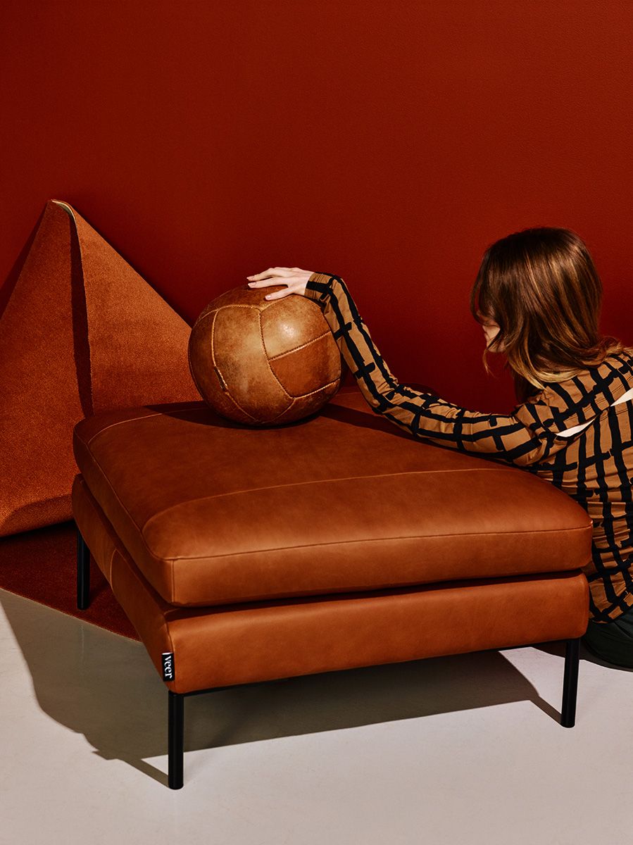 Sofa 2-sitzig DUNE mit schwarzem Gestell gepolstert